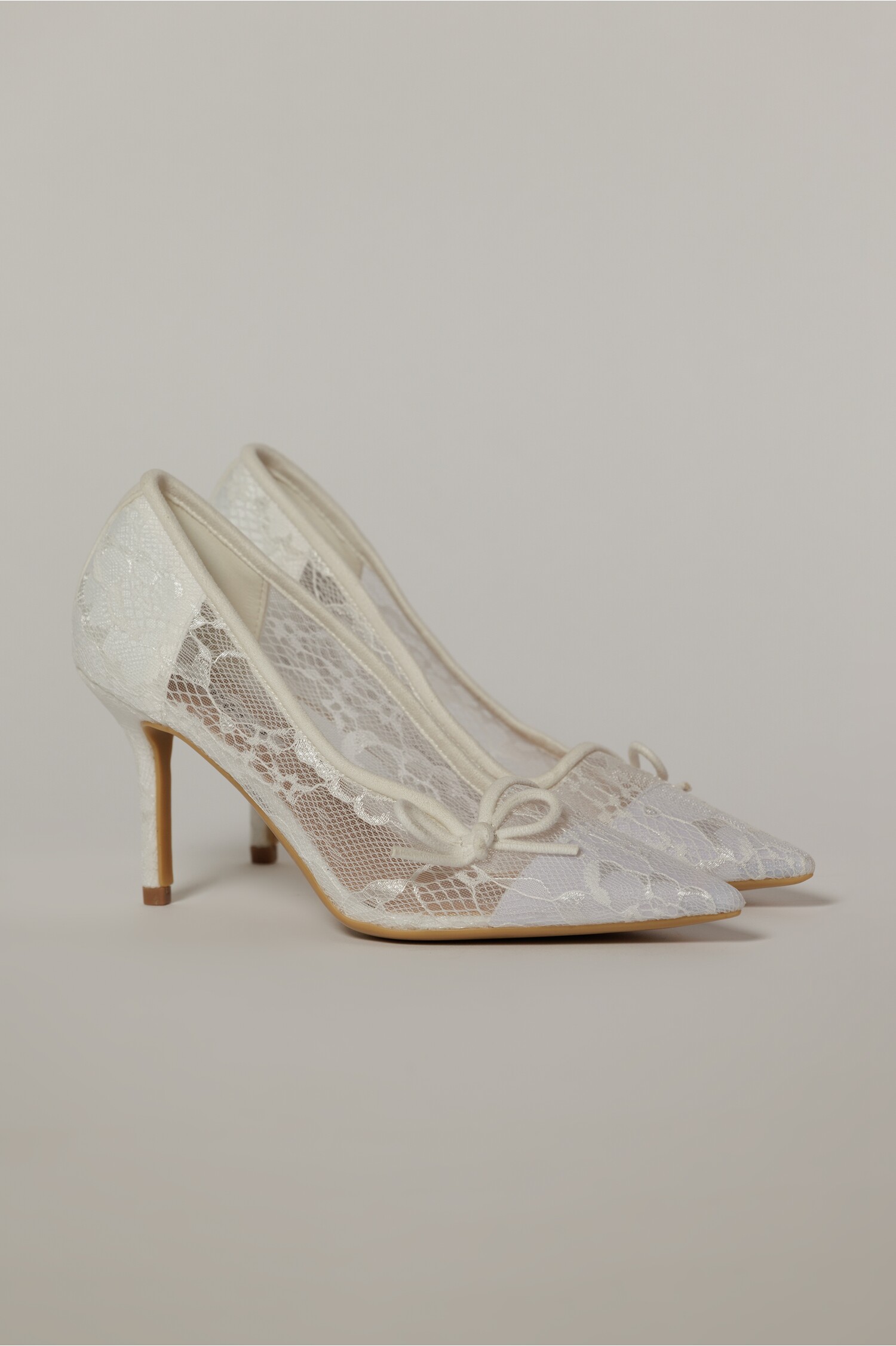 Pantofi eleganti albi imbracati in dantela