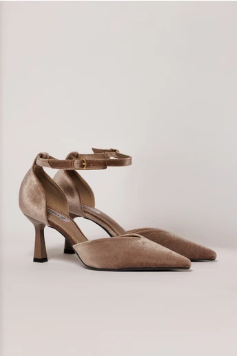 Pantofi eleganti beige cu aspect rafinat