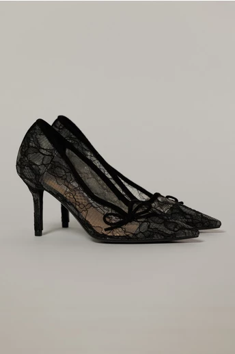 Pantofi eleganti negri imbracati in dantela