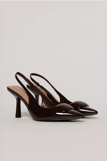 Pantofi maro cu varf ascutit si detaliu decorativ