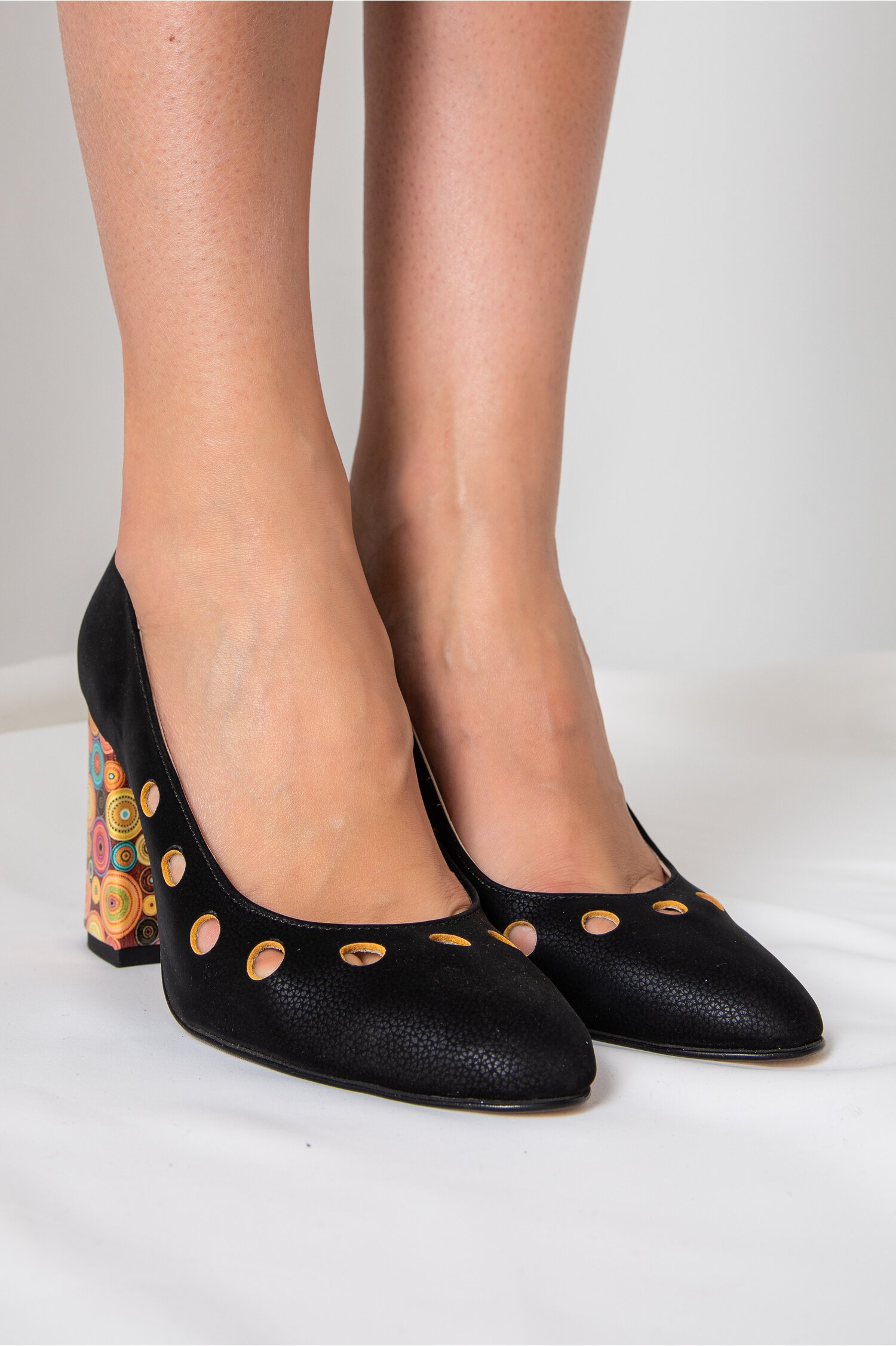 Pantofi negri cu perforatii si toc multicolor dyfashion.ro