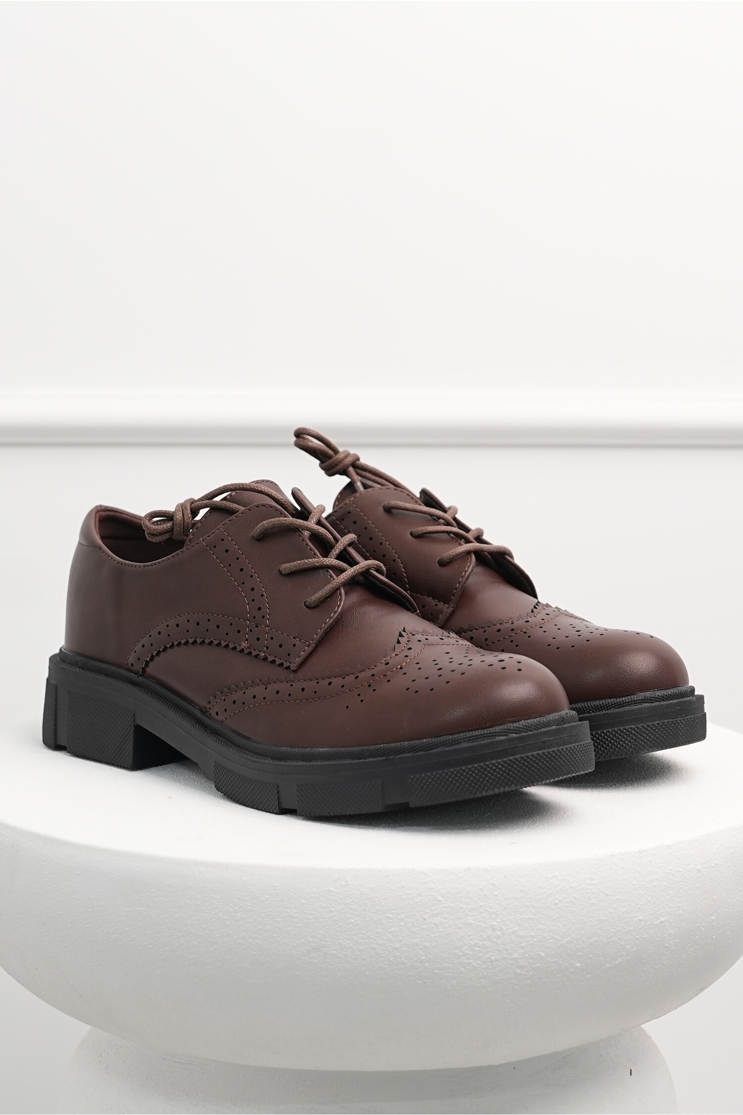 Pantofi Oxford maro din piele ecologica cu siret