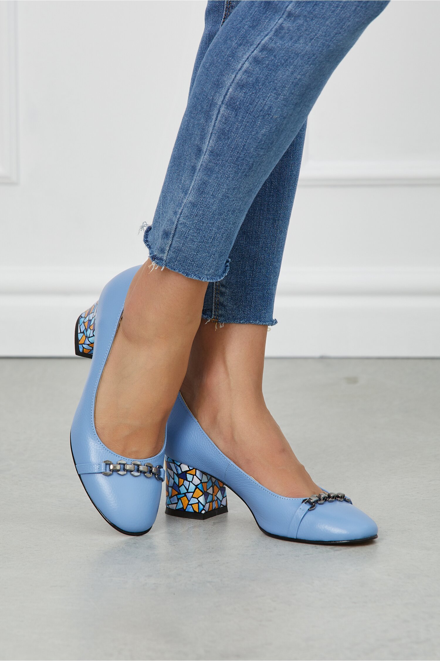 Pantofi Ramona bleu cu imprimeu pe toc si aplicatie pe varf dyfashion.ro