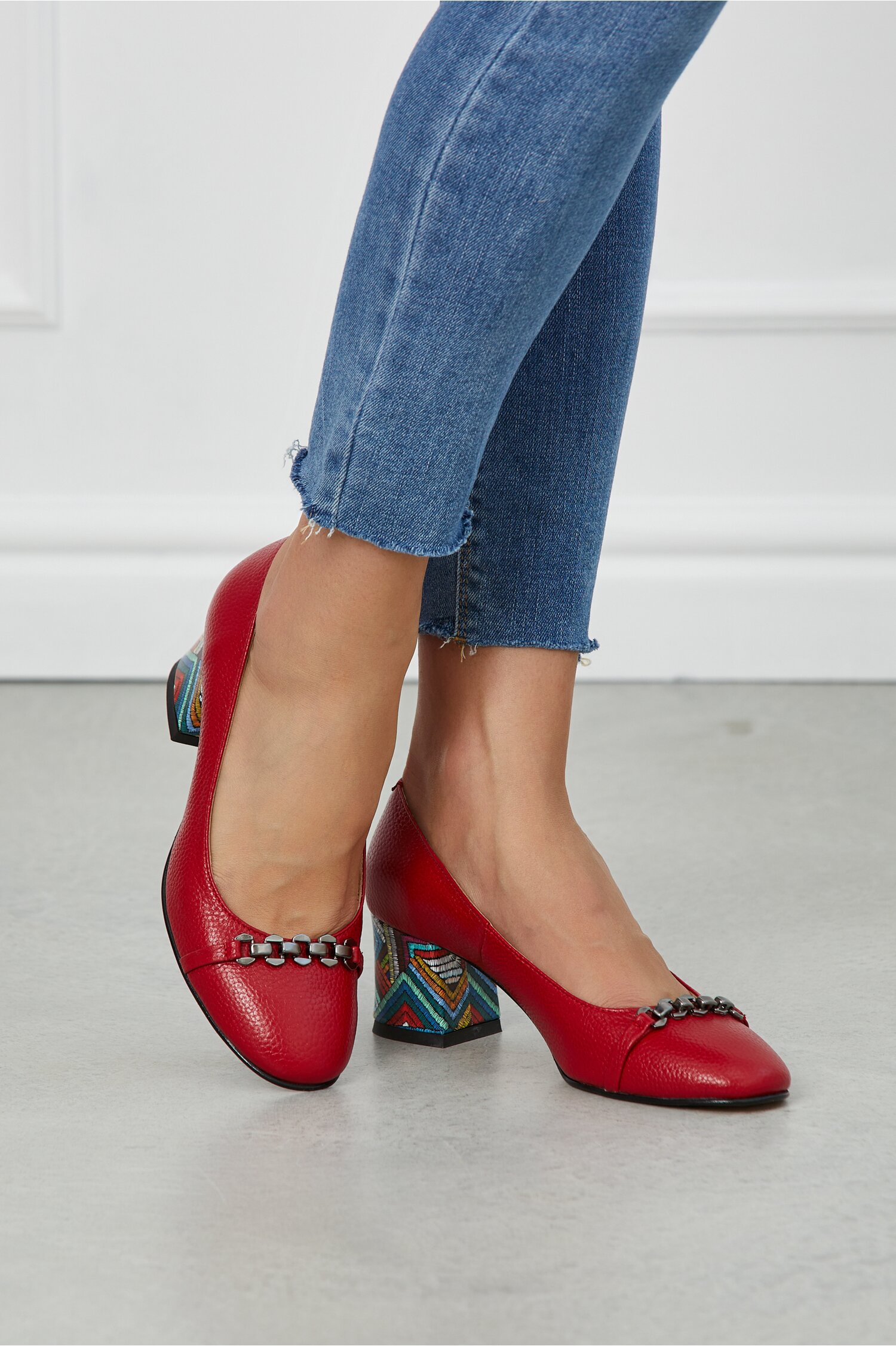 Pantofi Ramona rosii cu imprimeu pe toc si aplicatie pe varf dyfashion.ro