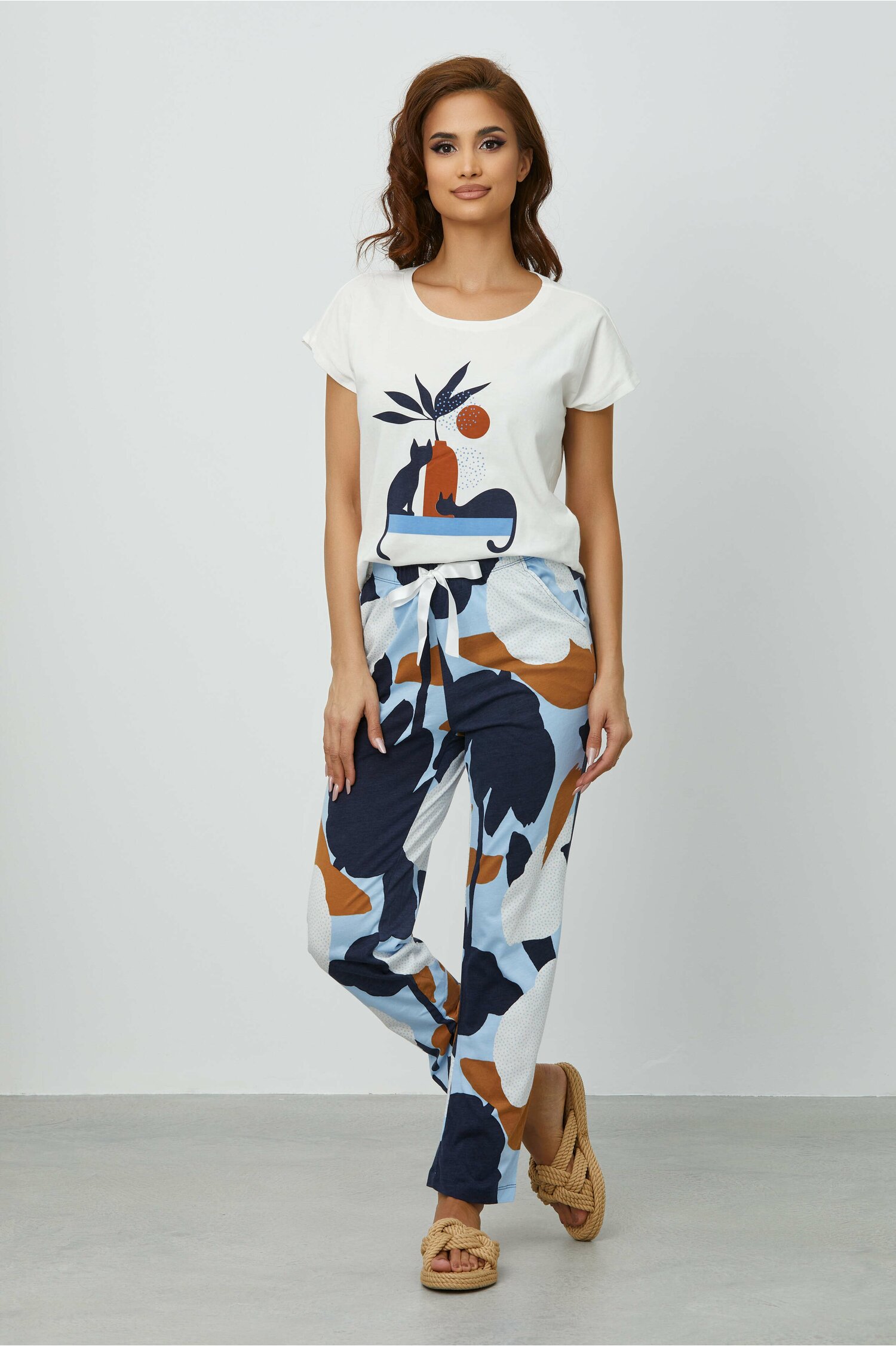 Pijama Nora cu pantaloni lungi cu imprimeu si tricou alb image3