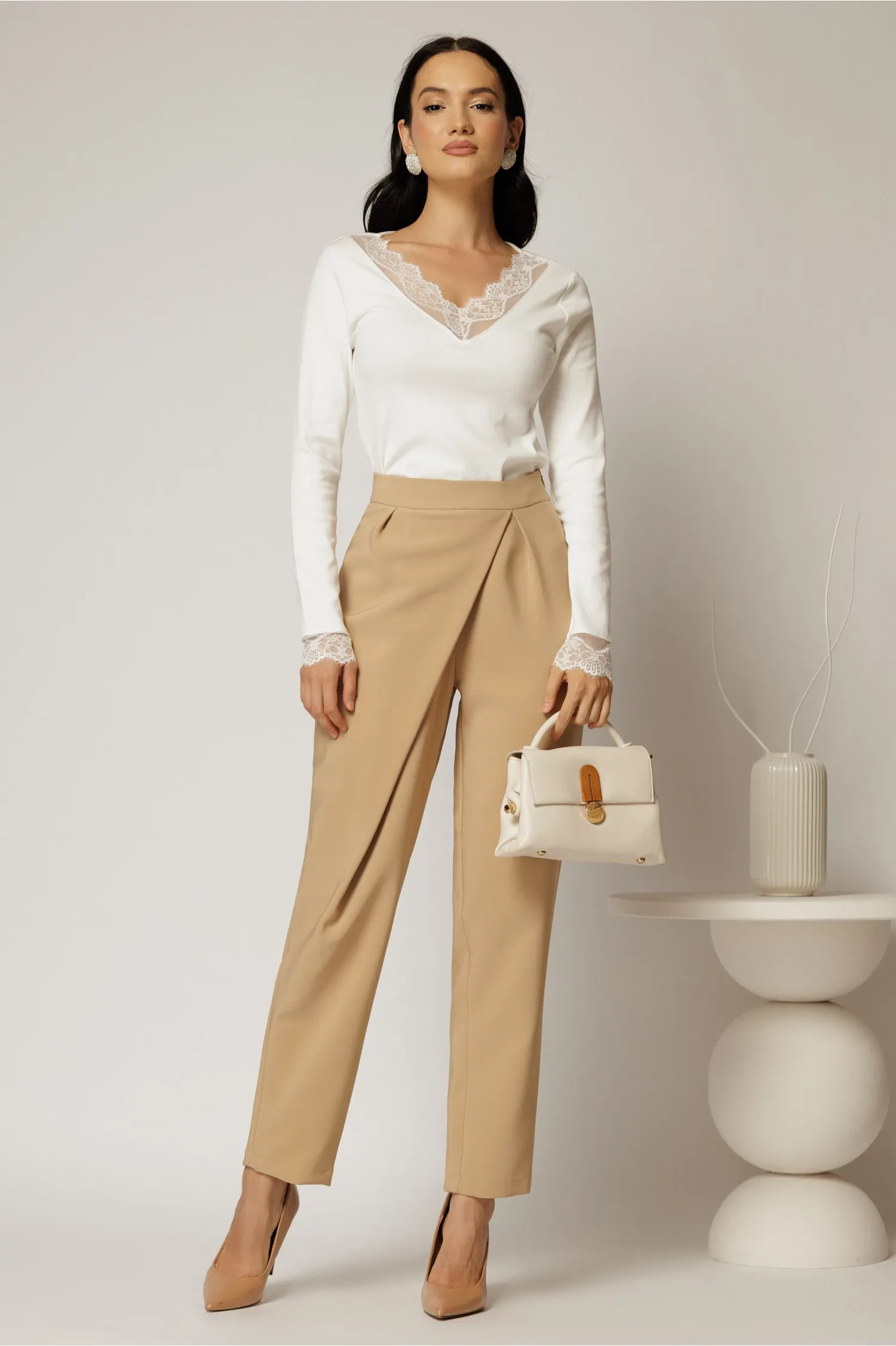 Bluza alba cu dantela la bust si maneci 3