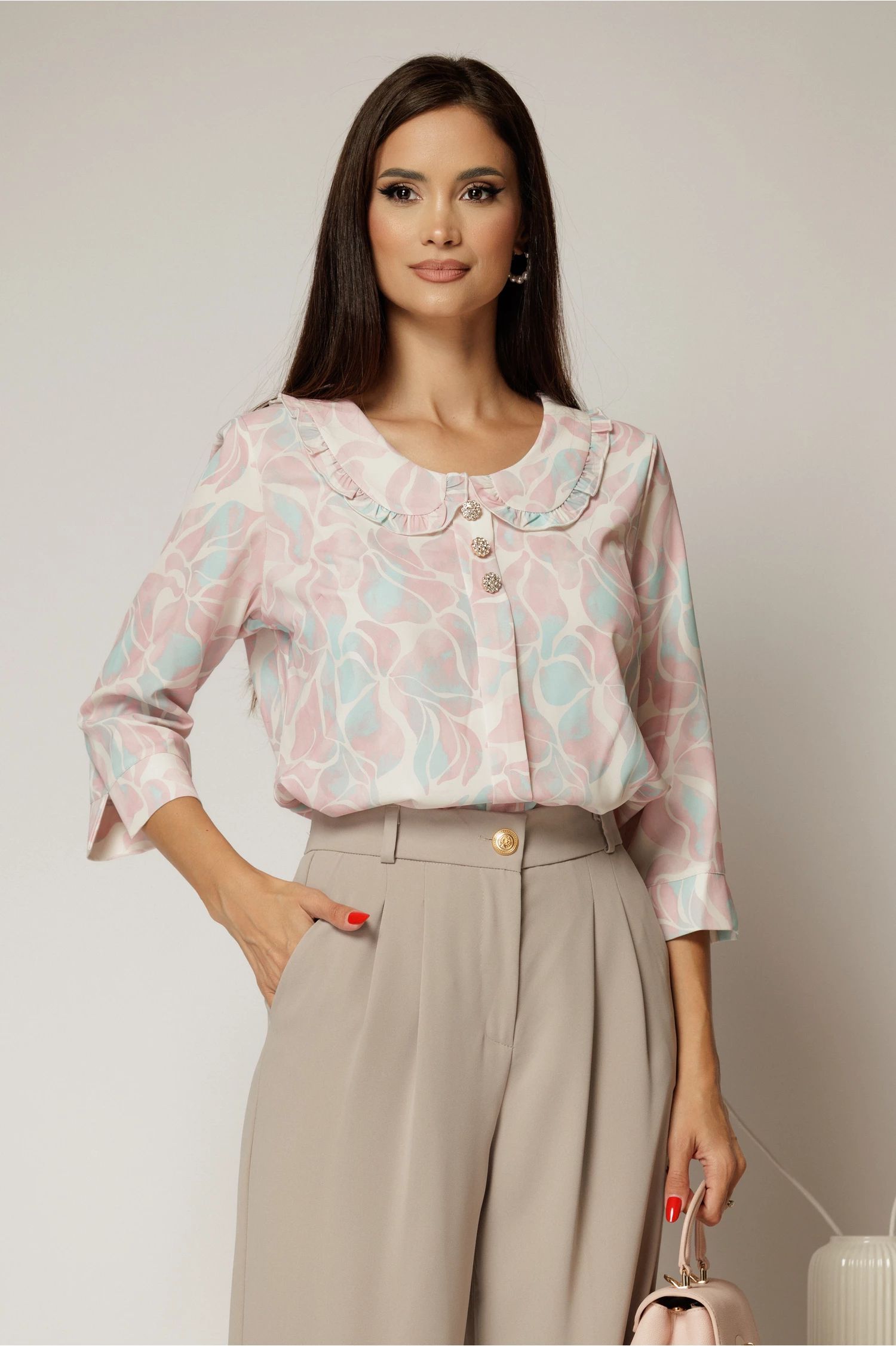 Bluza alba cu imprimeuri roz cu nasturi decorativi si guler rotund incretit
