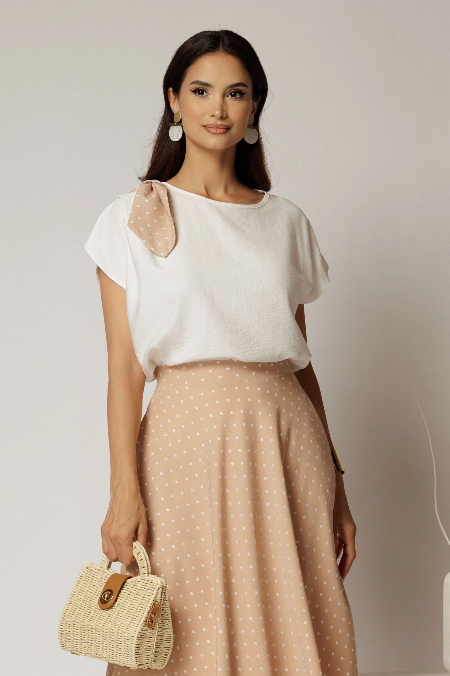 Bluza alba din rayon cu funda bej cu buline