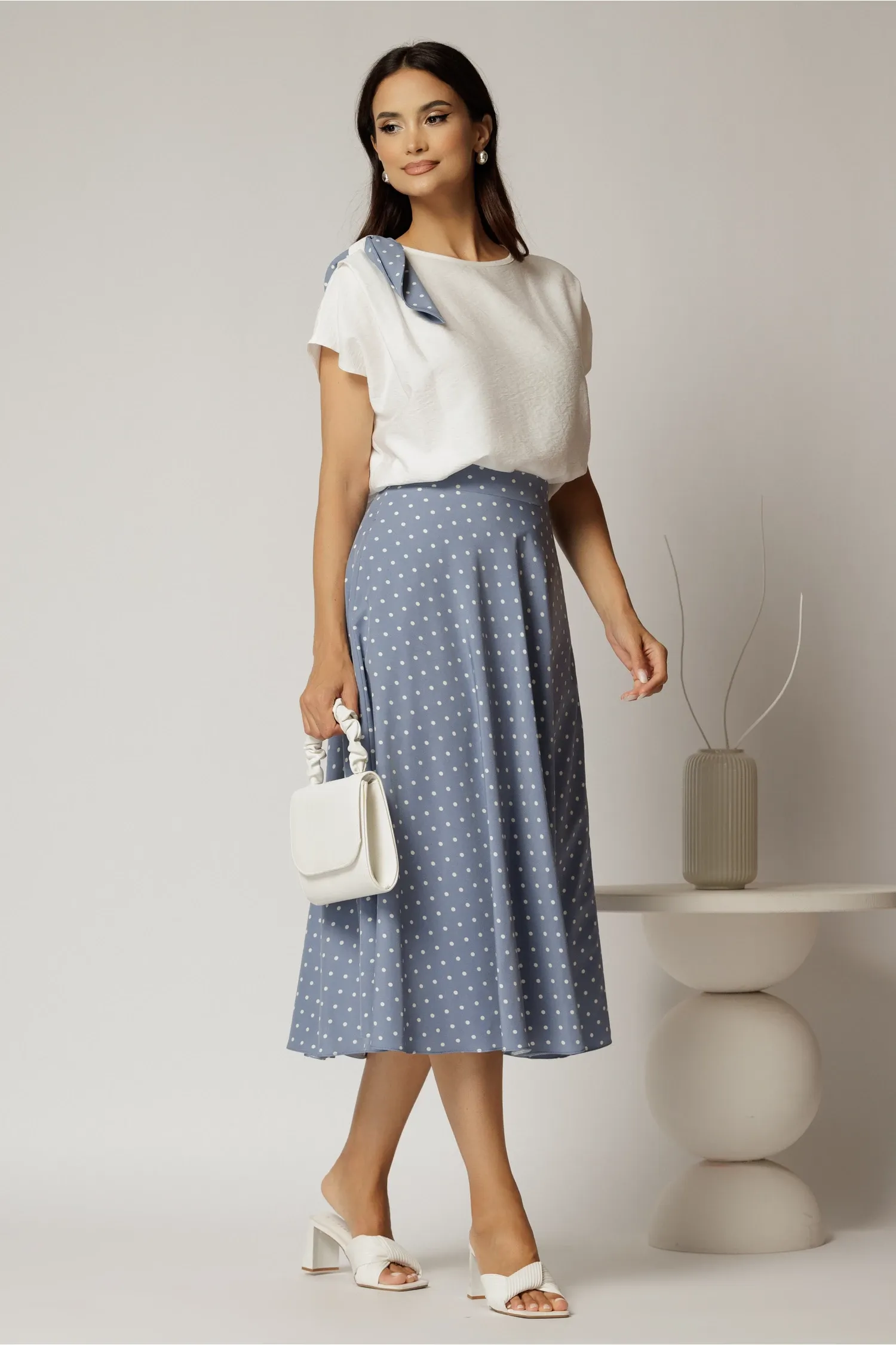 Bluza alba din rayon cu funda bleu cu buline 3