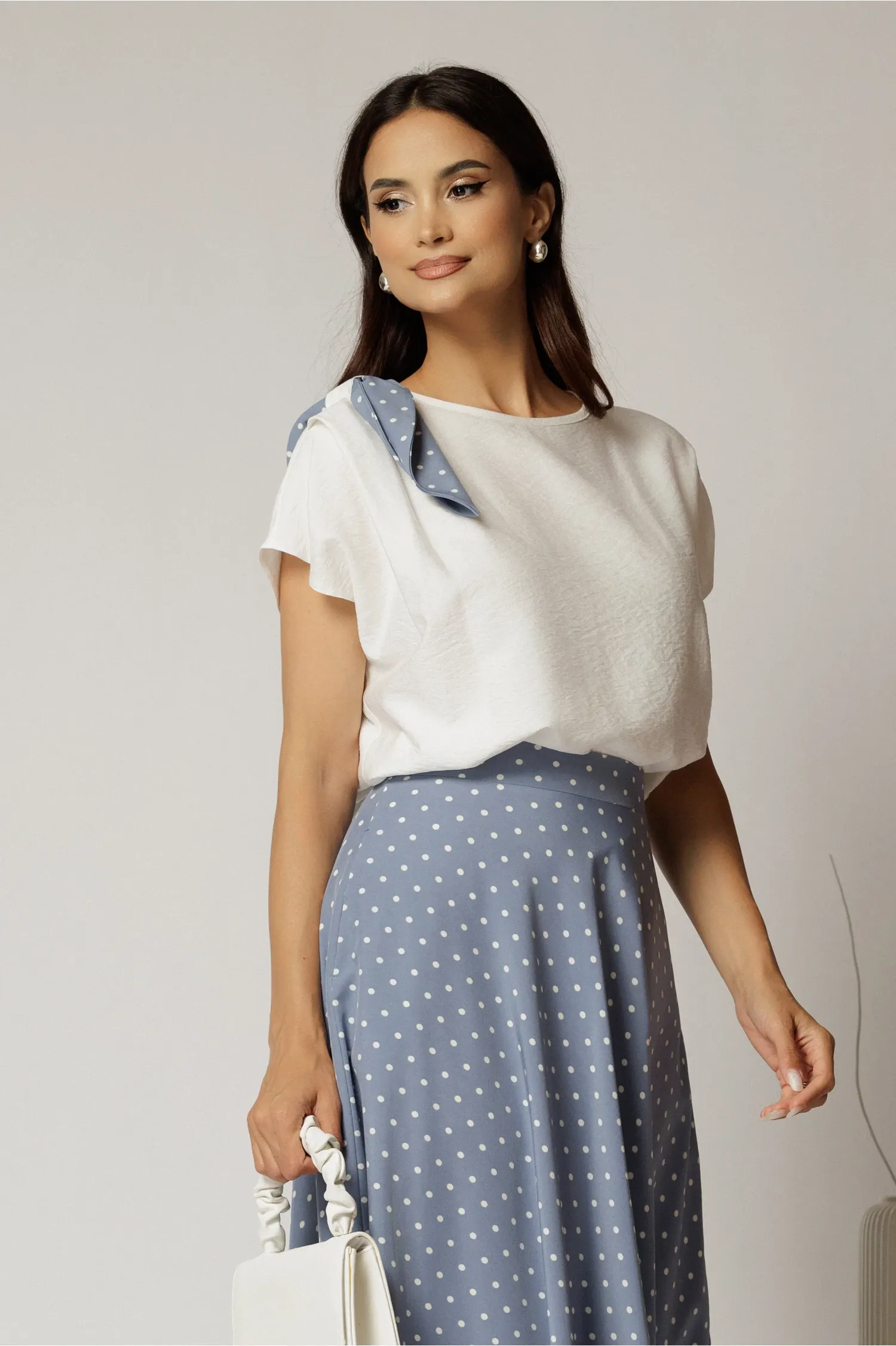 Bluza alba din rayon cu funda bleu cu buline 1