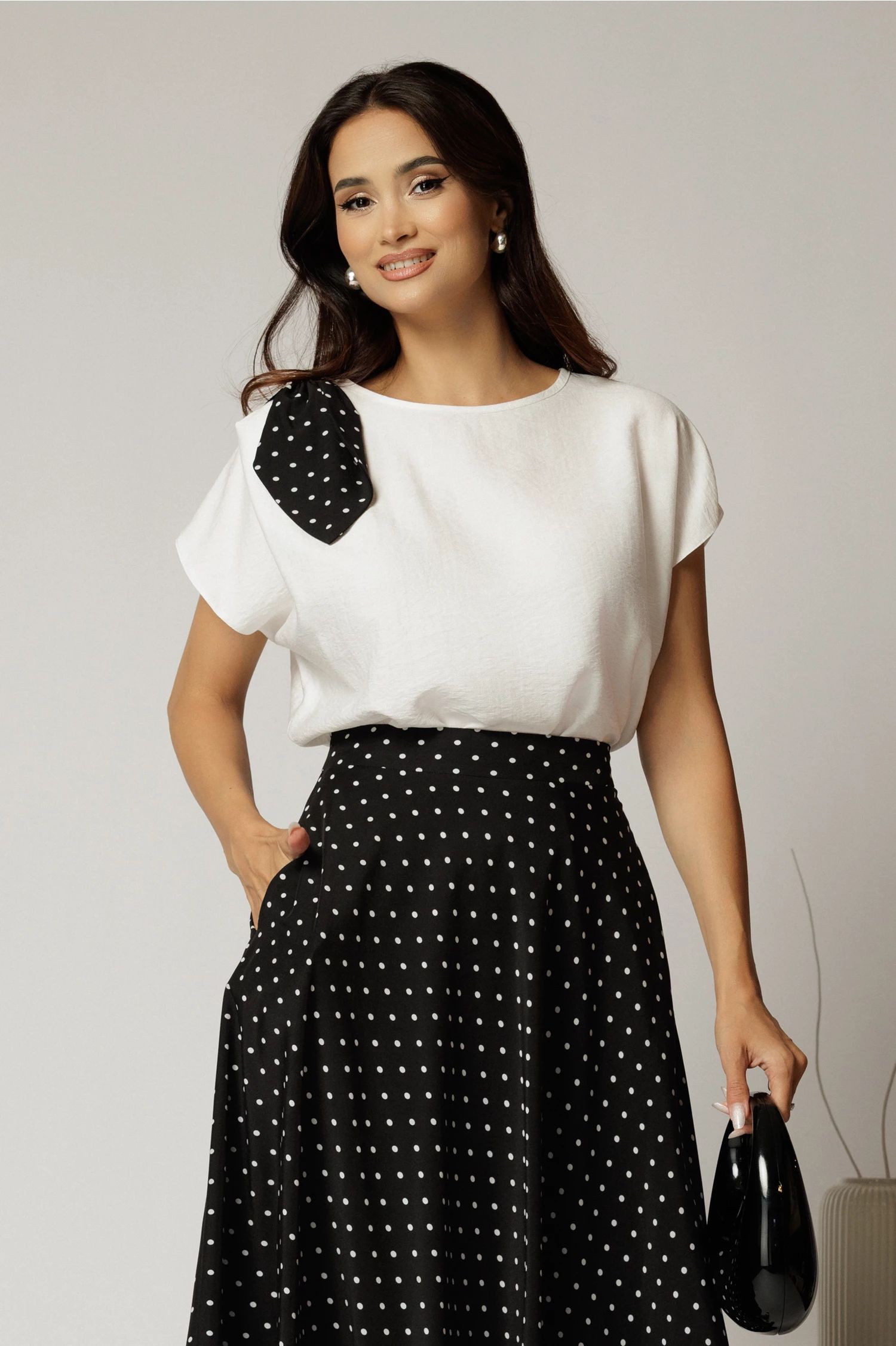 Bluza alba din rayon cu funda neagra cu buline