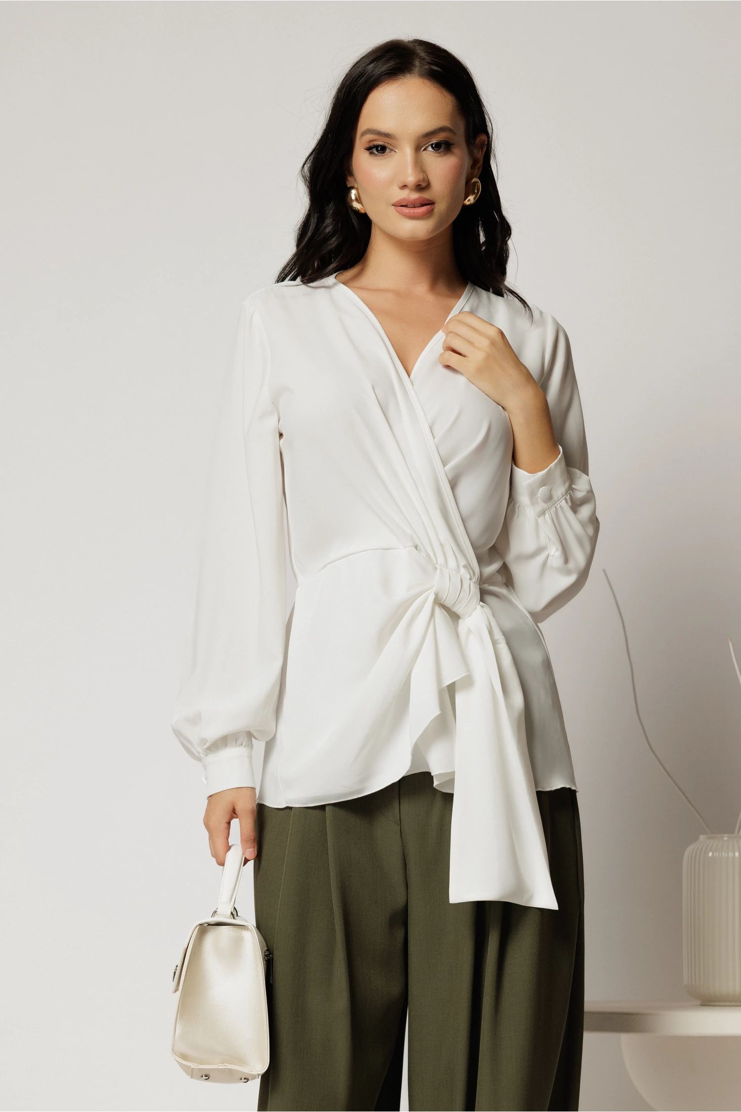 Bluza alba eleganta cu decolteu petrecut si nod in talie