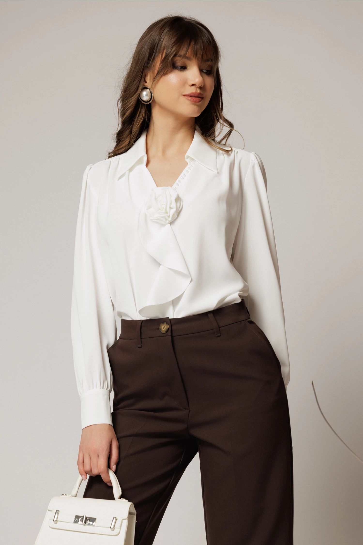 Bluza alba eleganta din voal cu decolteu V perlute si detaliu floral