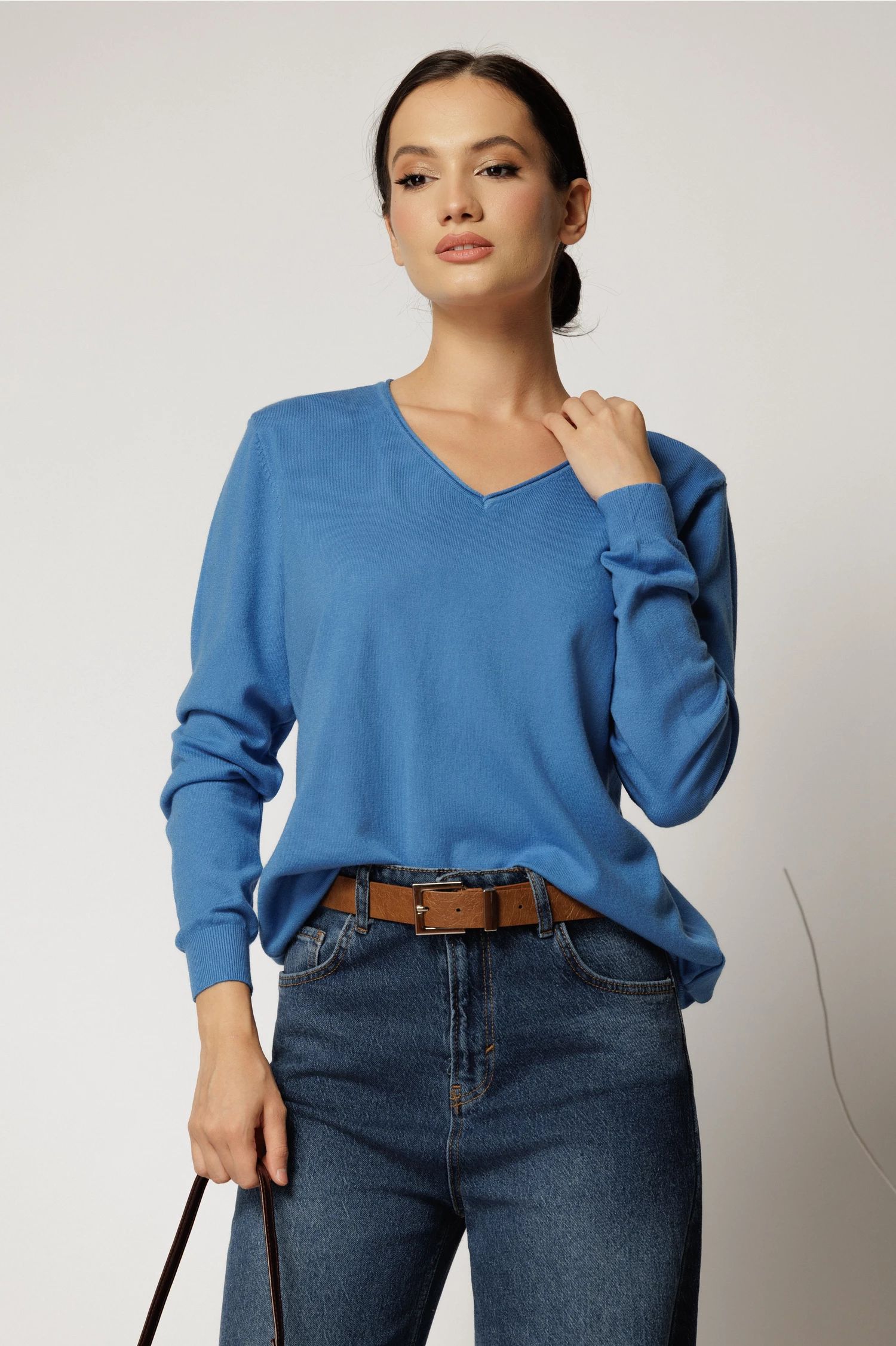 Bluza albastra din tricot cu decolteu in V si croi larg
