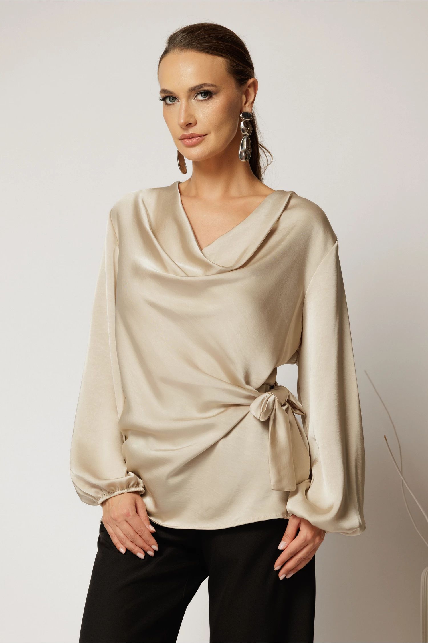 Bluza bej din satin cu croi lejer si nod in talie