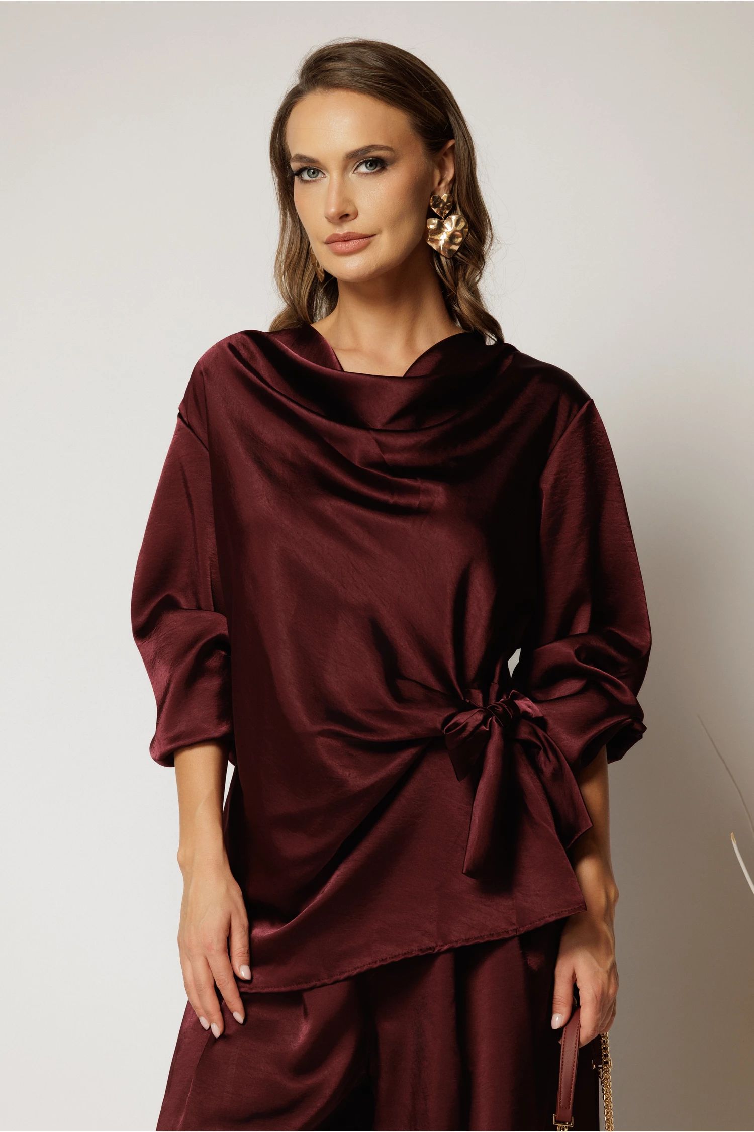 Bluza bordo din satin cu croi lejer si nod in talie