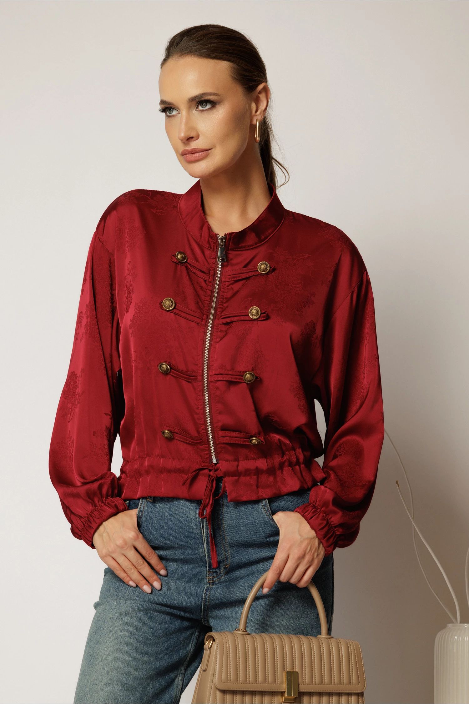 Bluza bordo din satin cu imprimeuri cu fermoar si nasturi tip army