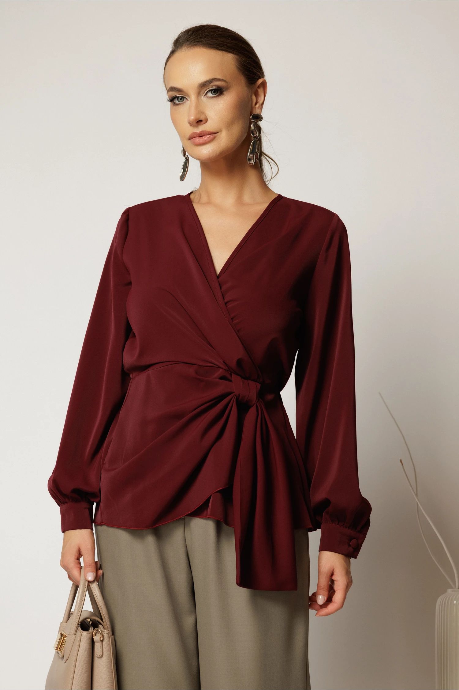 Bluza bordo eleganta cu decolteu petrecut si nod in talie