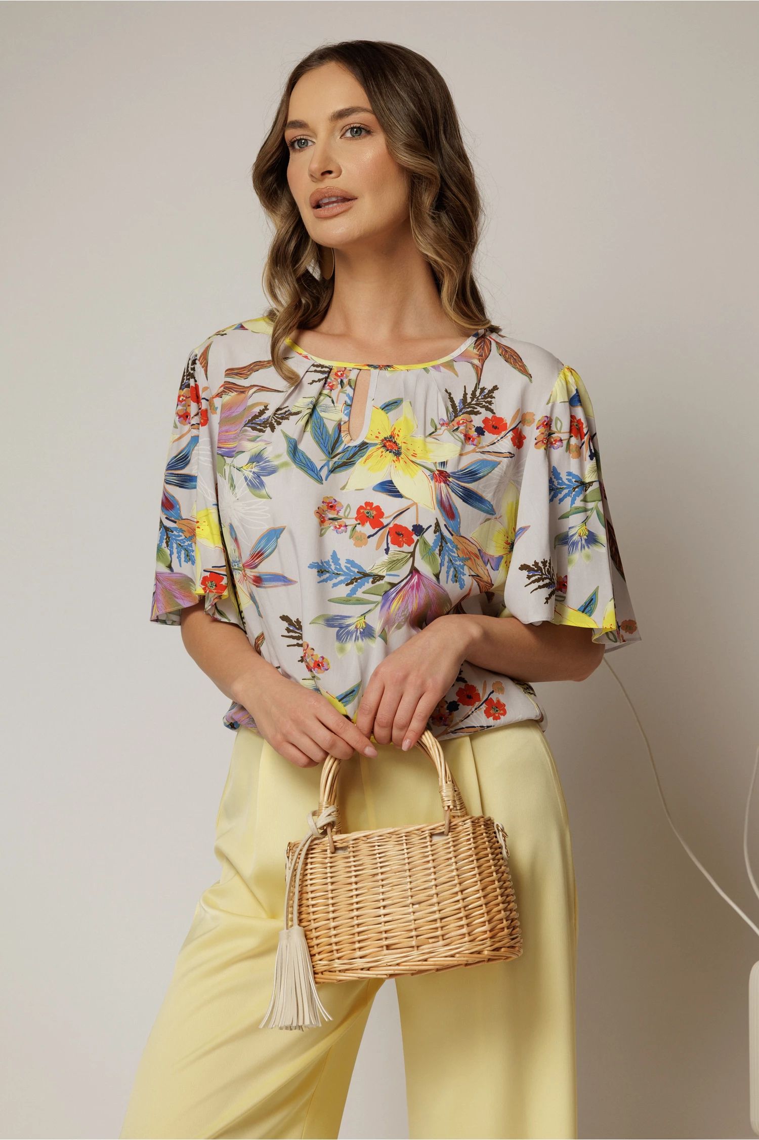 Bluza casual din viscoza gri cu imprimeuri galbene si croi lejer
