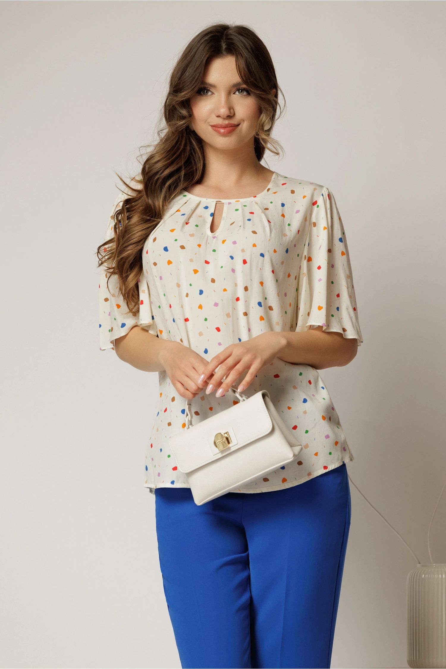 Bluza casual din viscoza ivoar cu picatele colorate si croi lejer