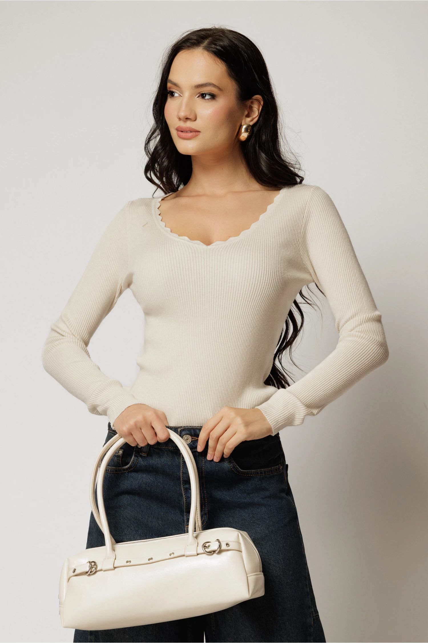 Bluza din tricot ivoar cu decolteu in V si croi mulat