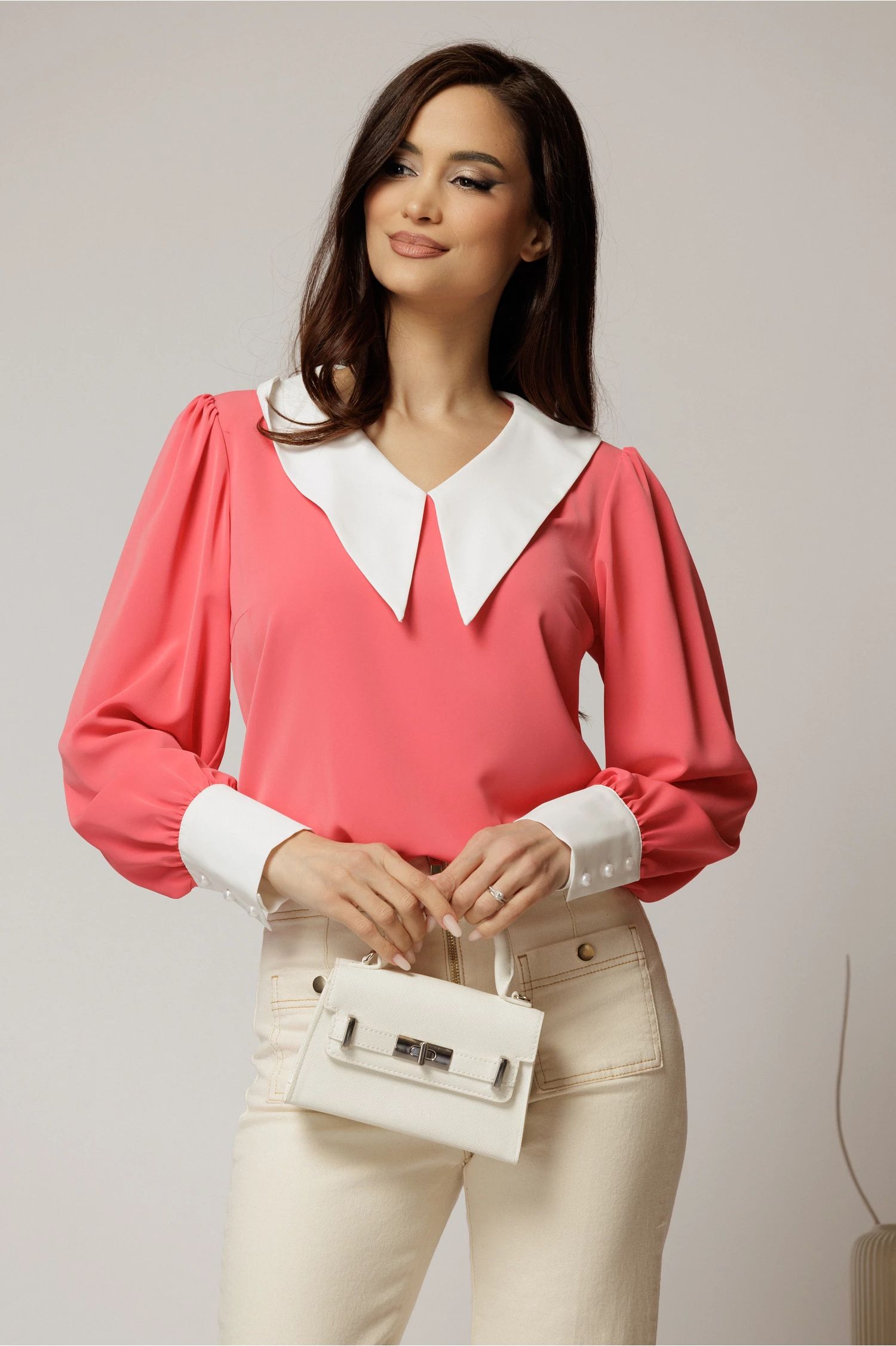 Bluza DY Fashion corai cu gulerul ascutitdin voal fluid