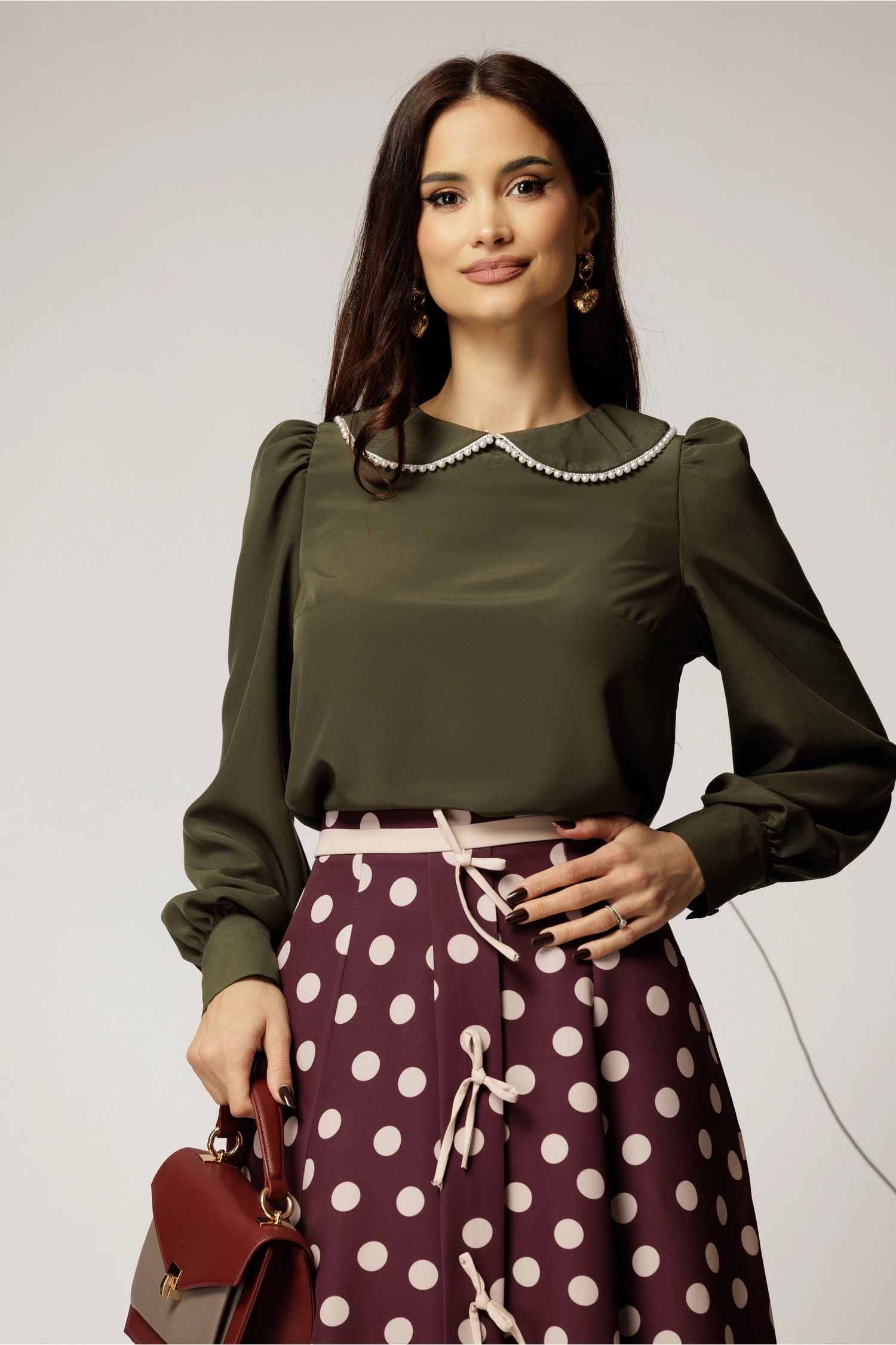 Bluza DY Fashion eleganta din triplu voal kaki cu detalii perlate la guler