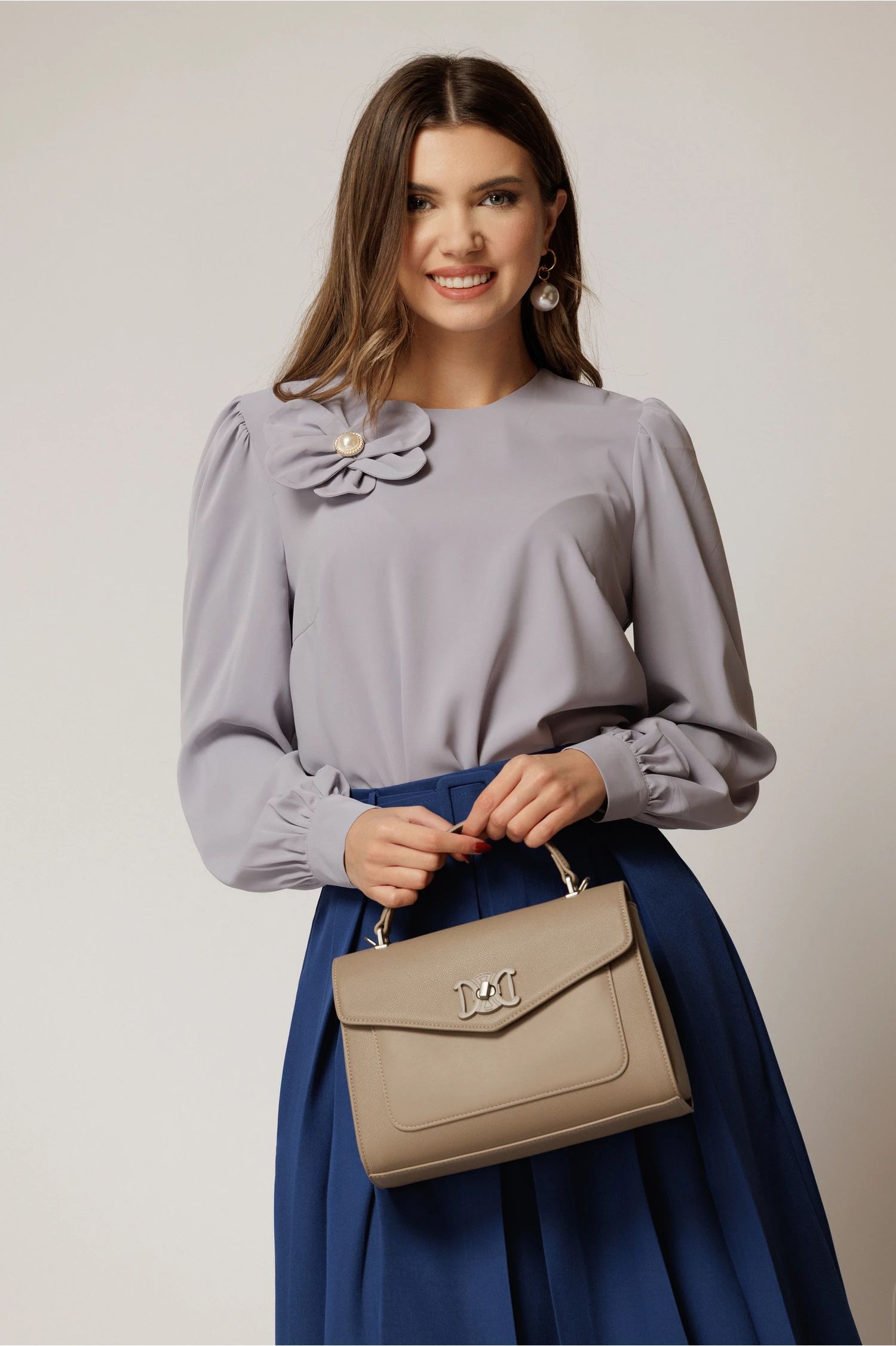 Bluza DY Fashion gri cu maneci bufante si floare cu perla la bust