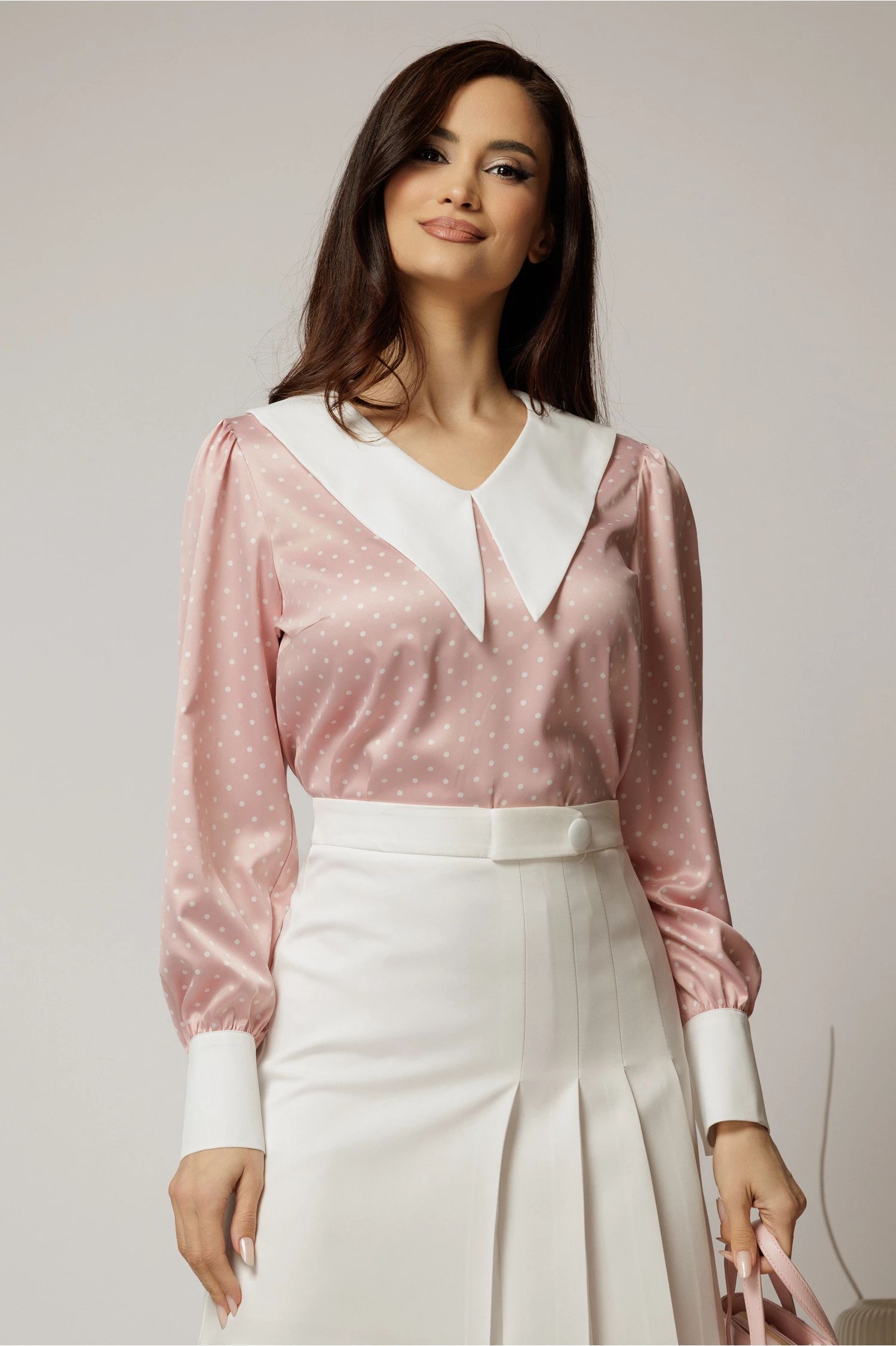 Bluza DY Fashion roz cu buline cu gulerul ascutit din satin