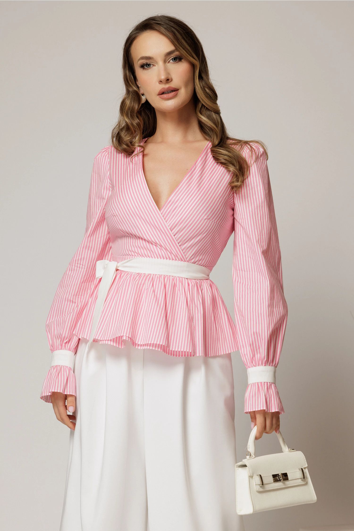 Bluza DY Fashion roz in dungi din poplin cu decolteu petrecut si maneci evazate