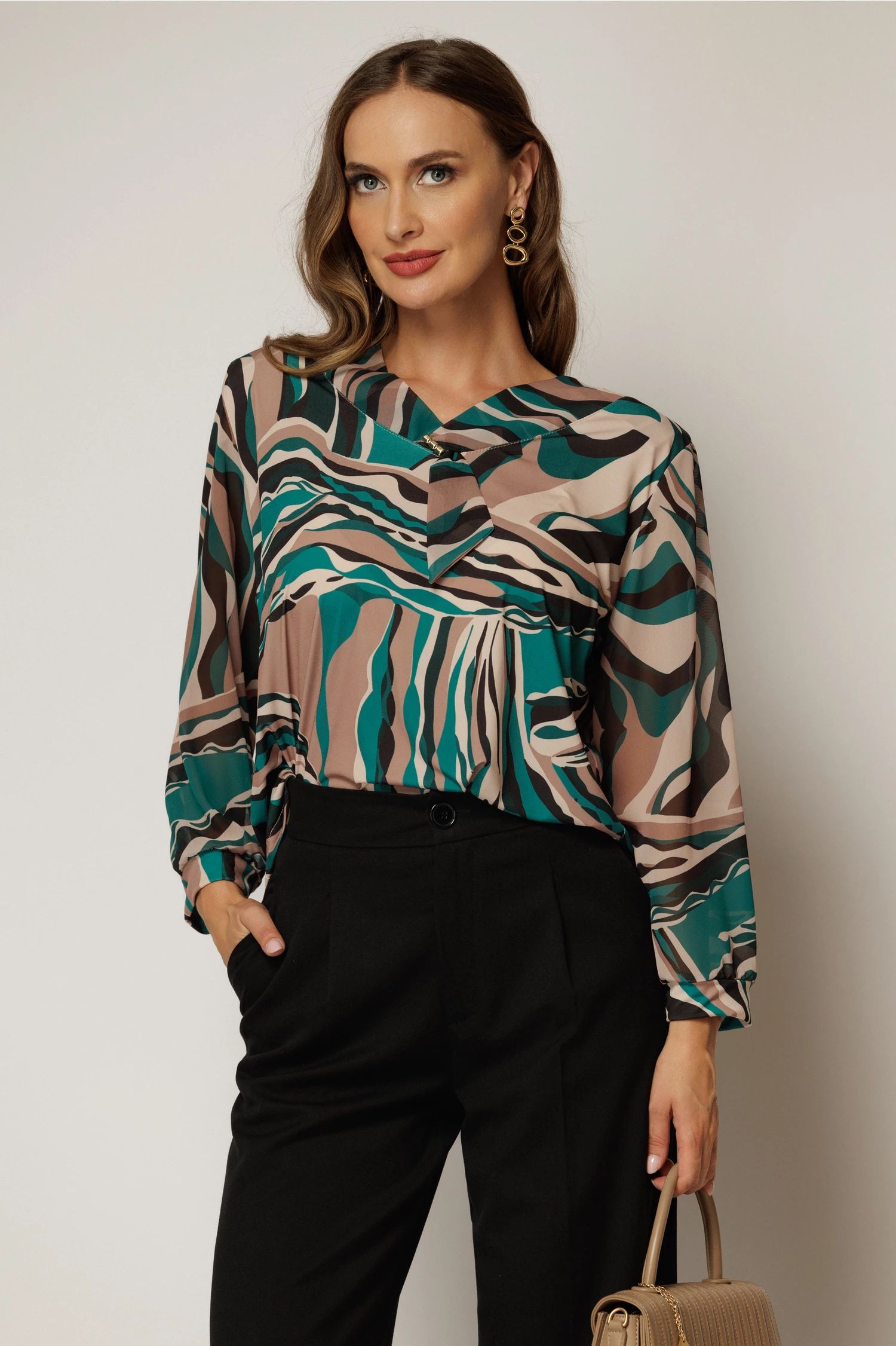 Bluza eleganta cu imprimeuri maro si verzi cu brosa la decolteu