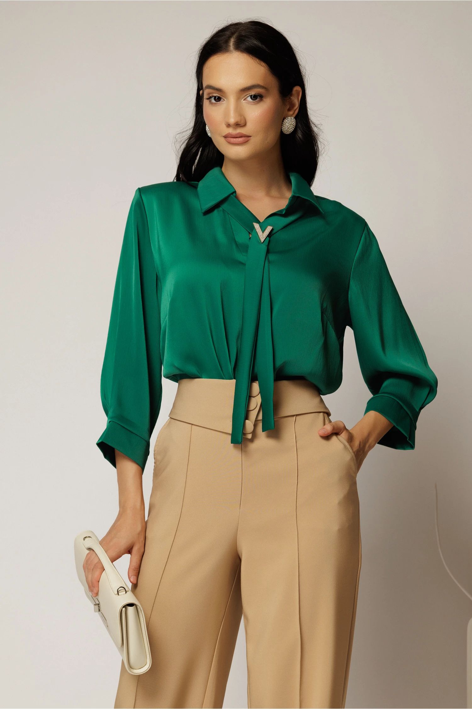 Bluza eleganta verde cu guler tip cravata si brosa