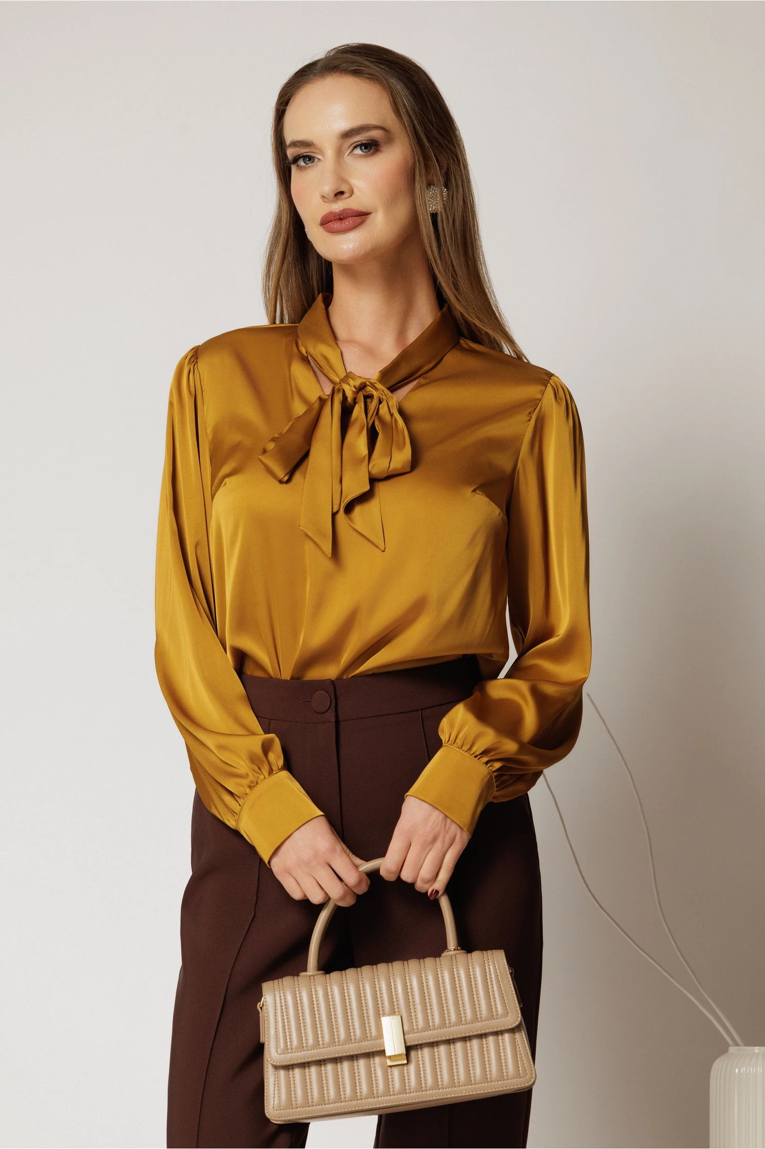Bluza galben mustar din satin cu guler tip funda