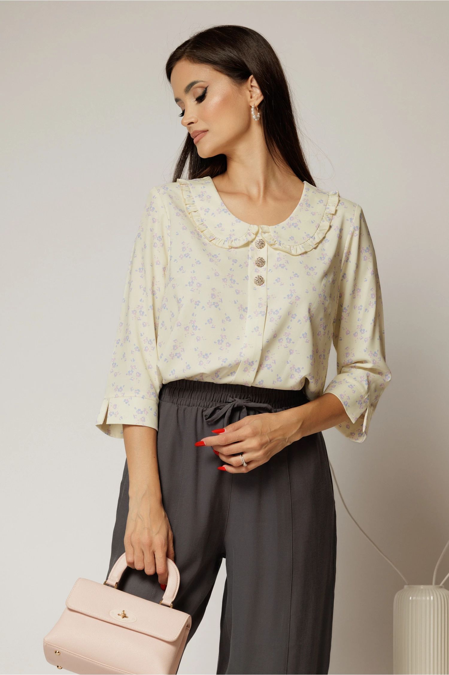 Bluza galbena cu imprimeu floral mov nasturi decorativi si guler rotund incretit