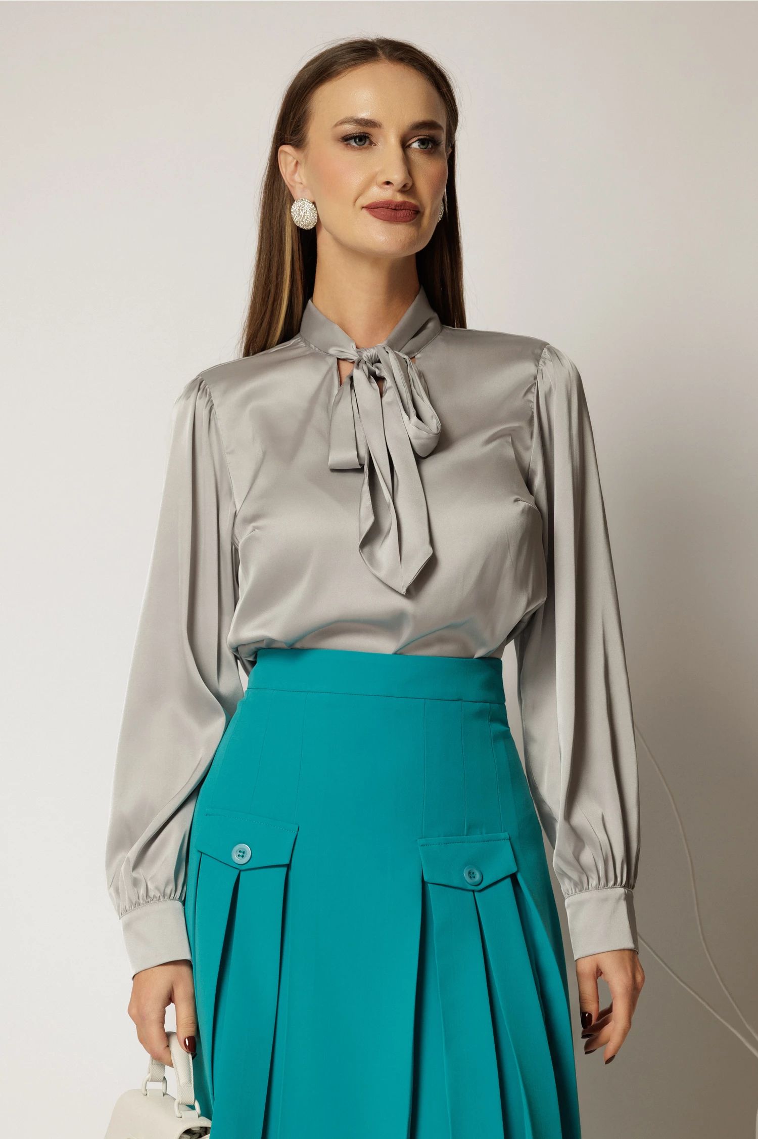 Bluza gri din satin cu guler tip funda