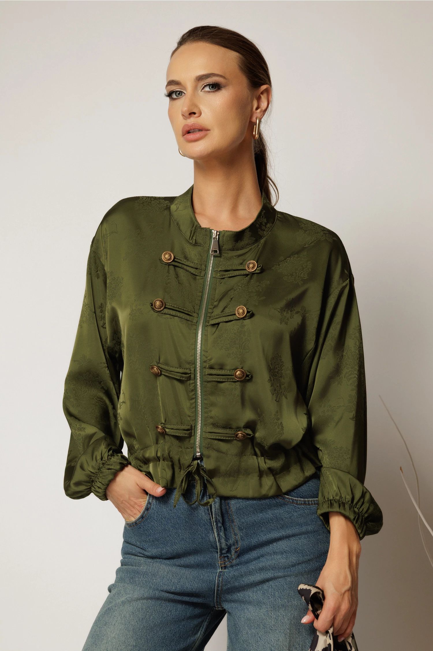 Bluza kaki din satin cu imprimeuri cu fermoar si nasturi tip army