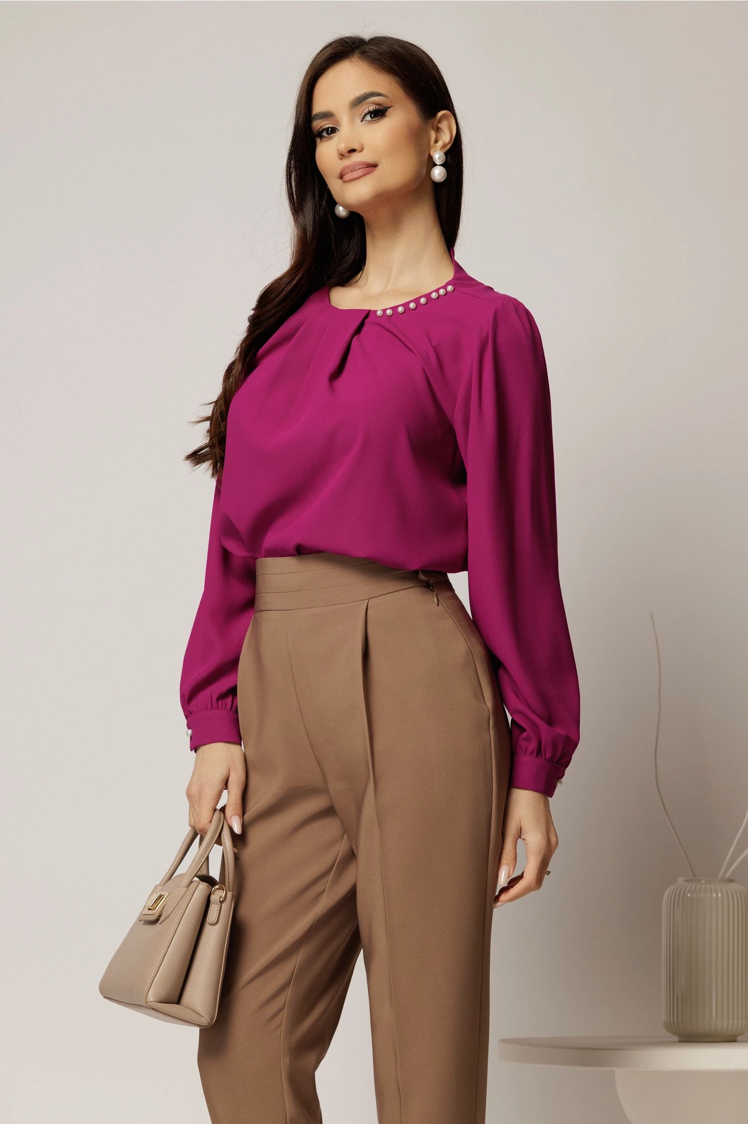 Bluza magenta din voal plin cu perle la decolteu si pliuri