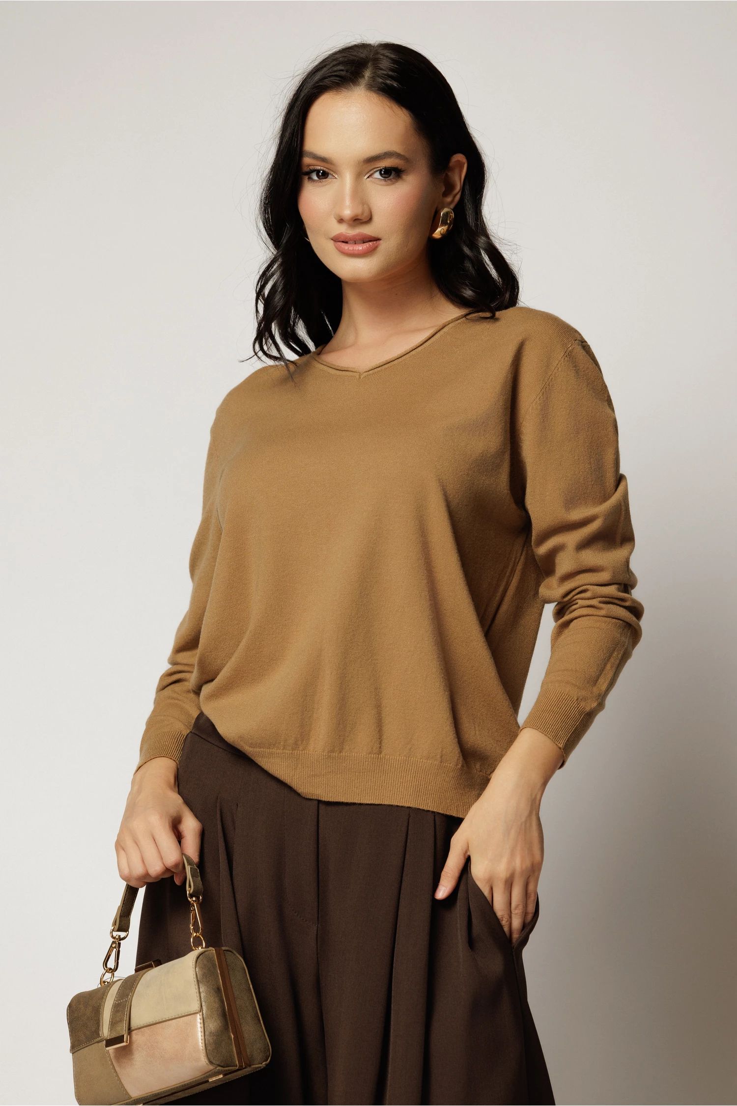 Bluza maro din tricot cu decolteu in V si croi larg