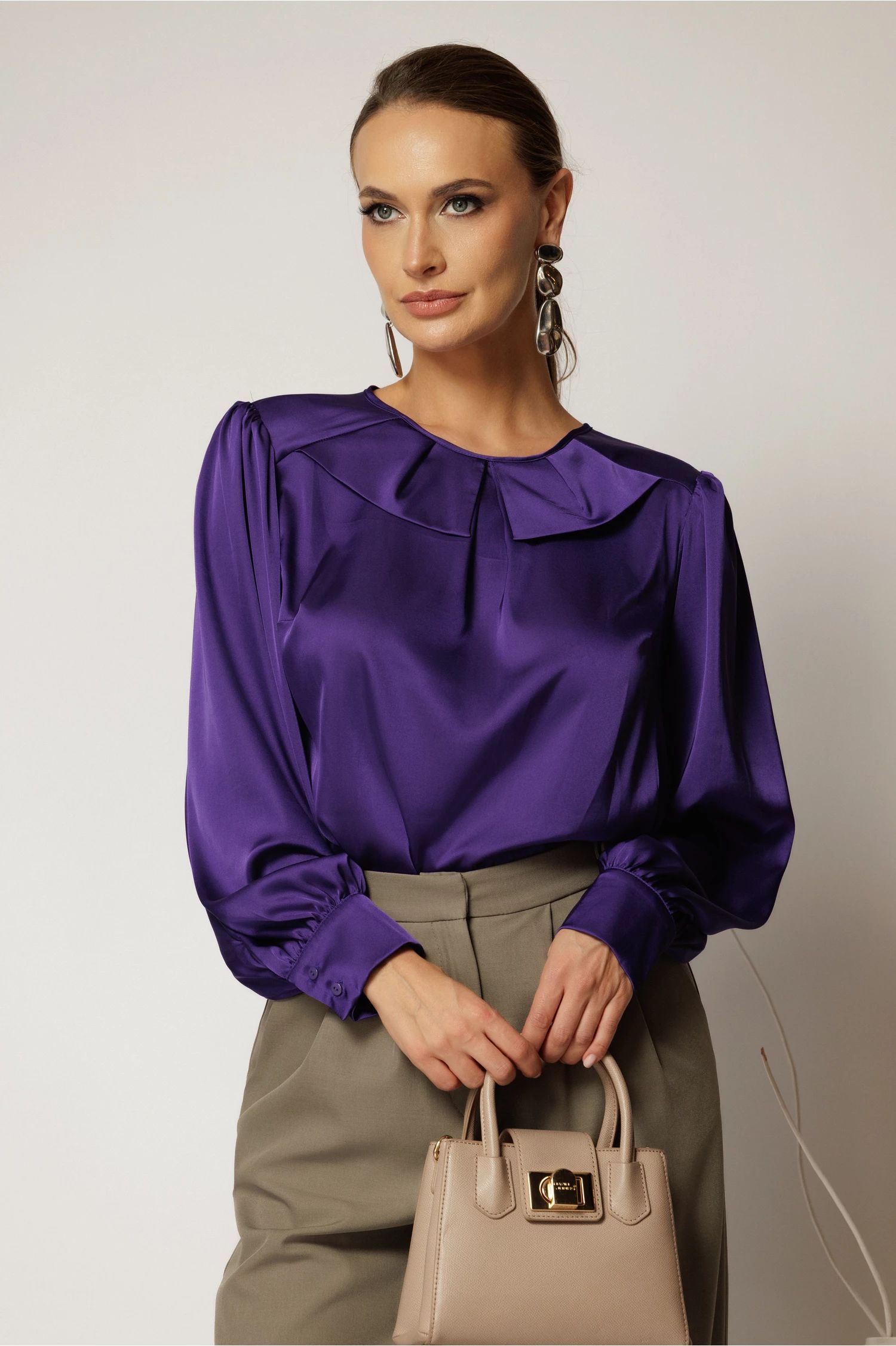 Bluza mov din satin cu decolteu rotund si croi lejer