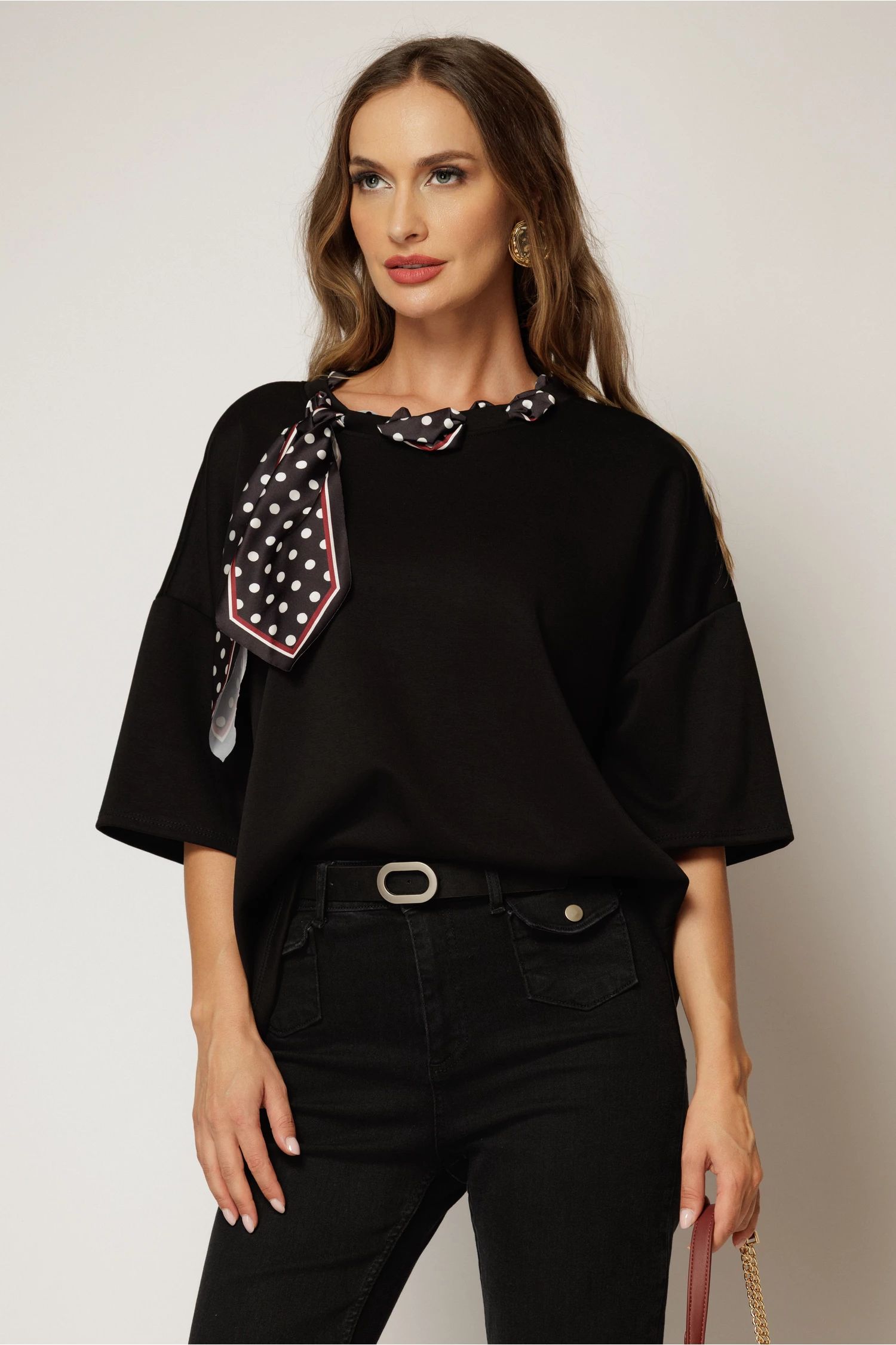 Bluza neagra cu esarfa cu buline la decolteu si adaos de vascoza