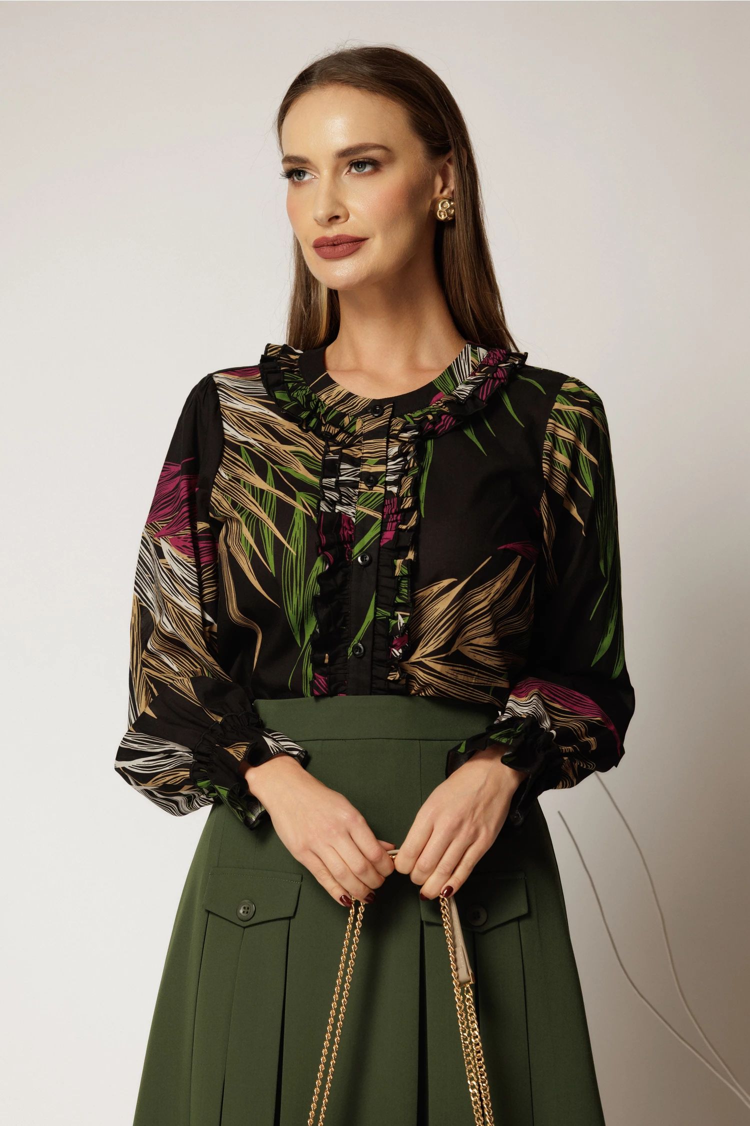 Bluza neagra cu imprimeu si volanase mici inchidere cu nasturi