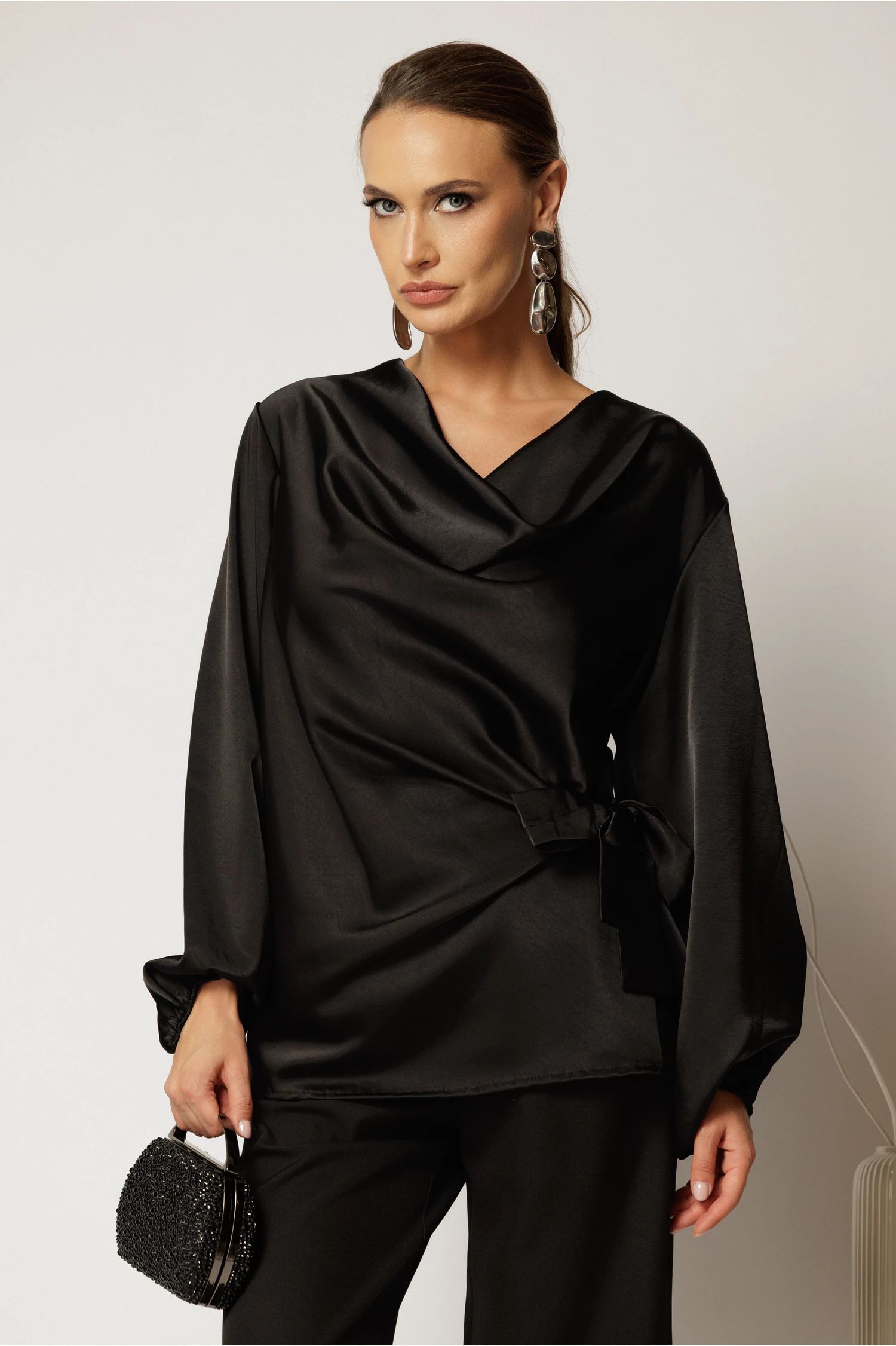 Bluza neagra din satin cu croi lejer si nod in talie