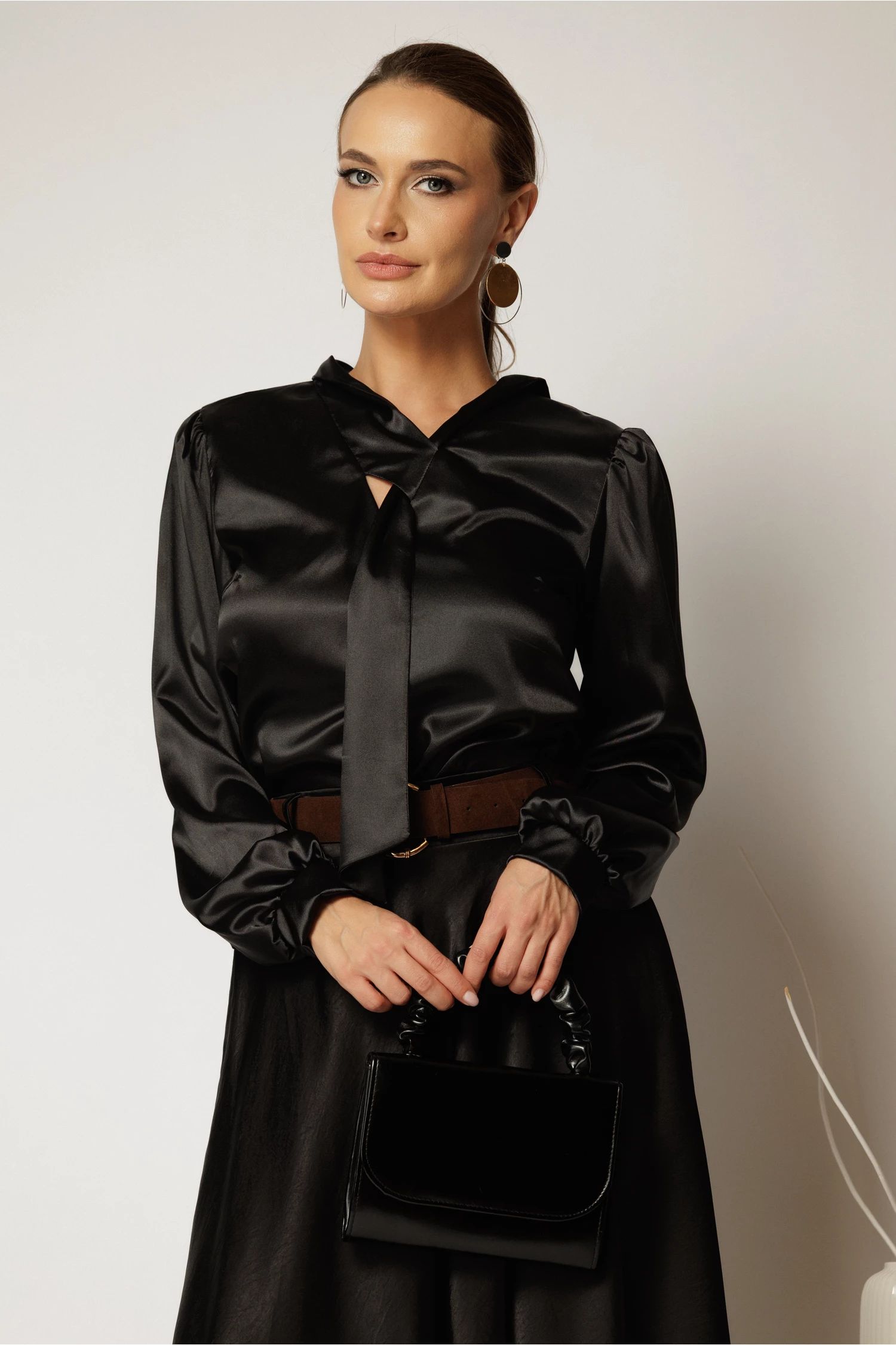 Bluza neagra din satin cu guler amplu tip esarfa