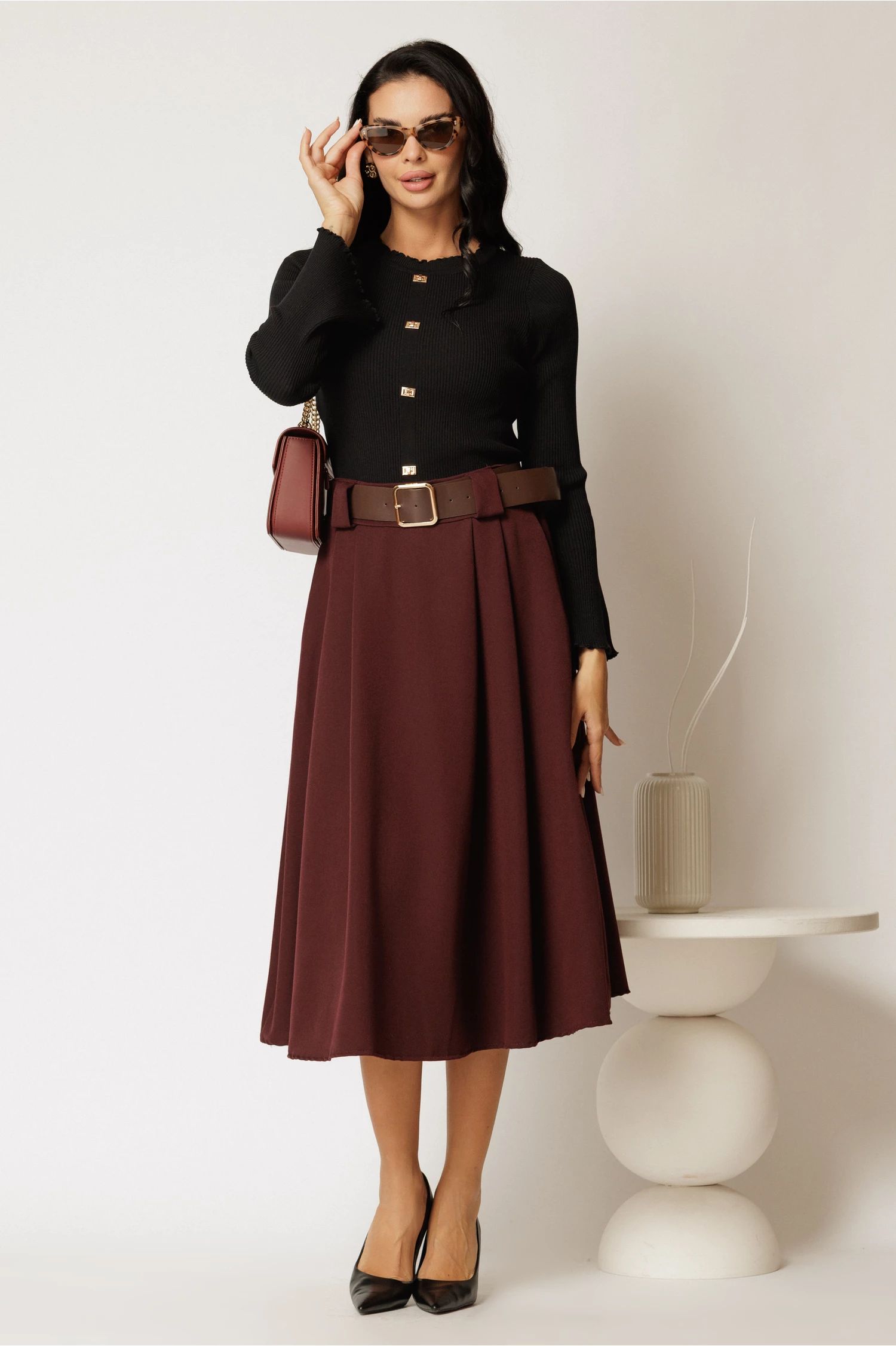 Bluza neagra din tricot cu detalii aurii si maneci evazate