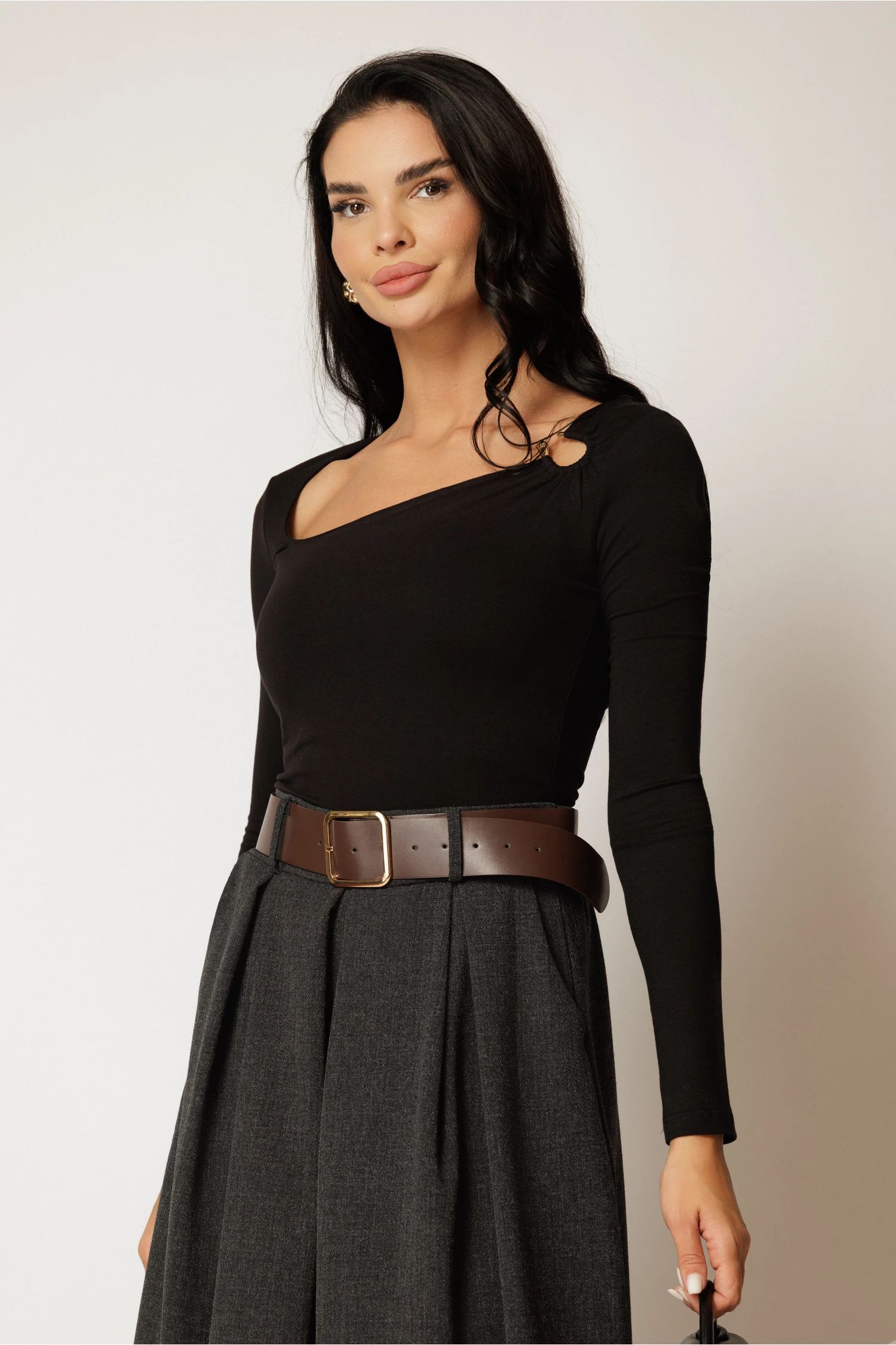 Bluza neagra din viscoza cu decolteu si accesoriu