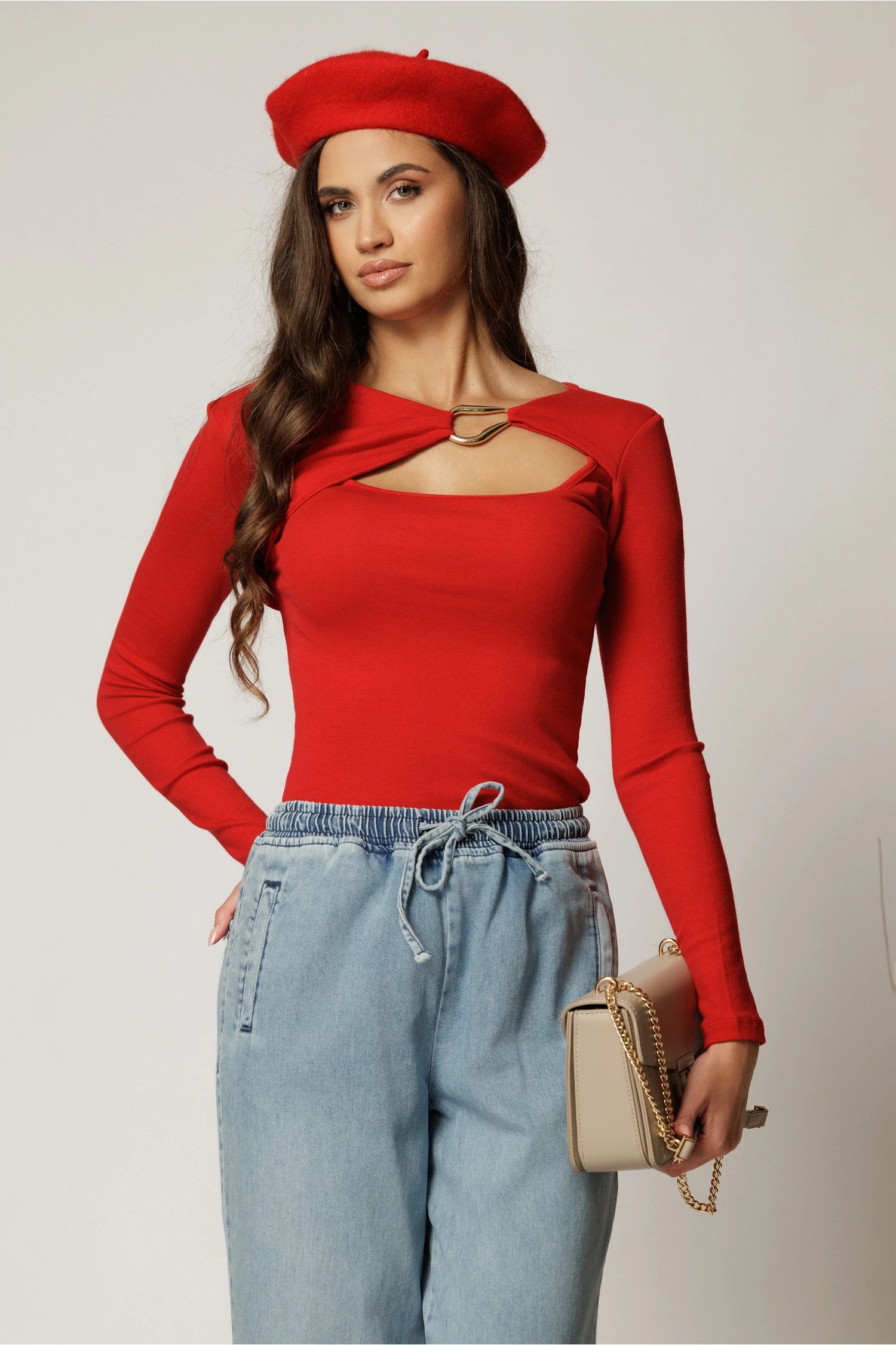 Bluza rosie casual cu decolteu decupat si accesoriu