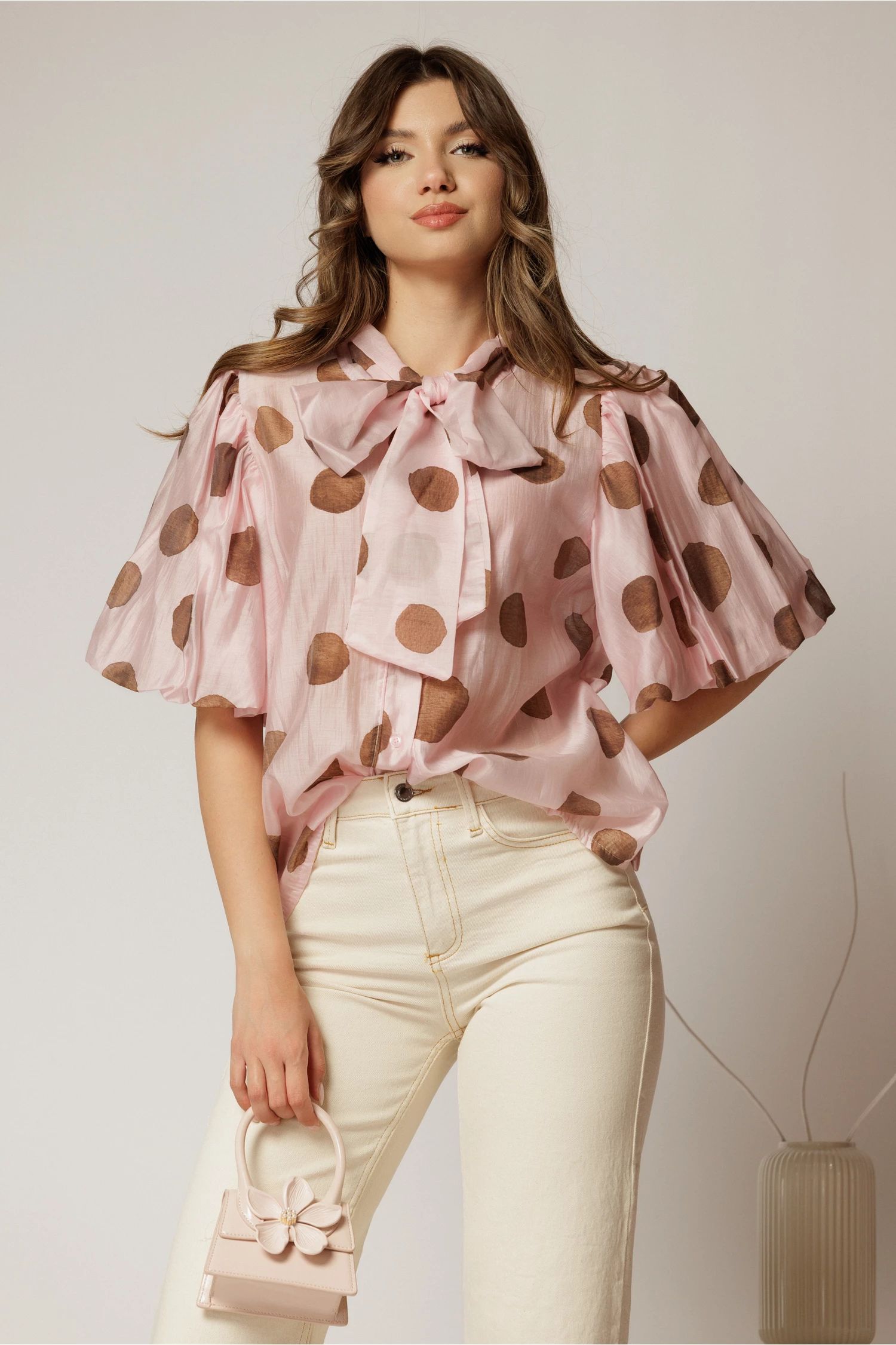 Bluza roz cu buline mari din tencel cu maneci bufante si guler funda