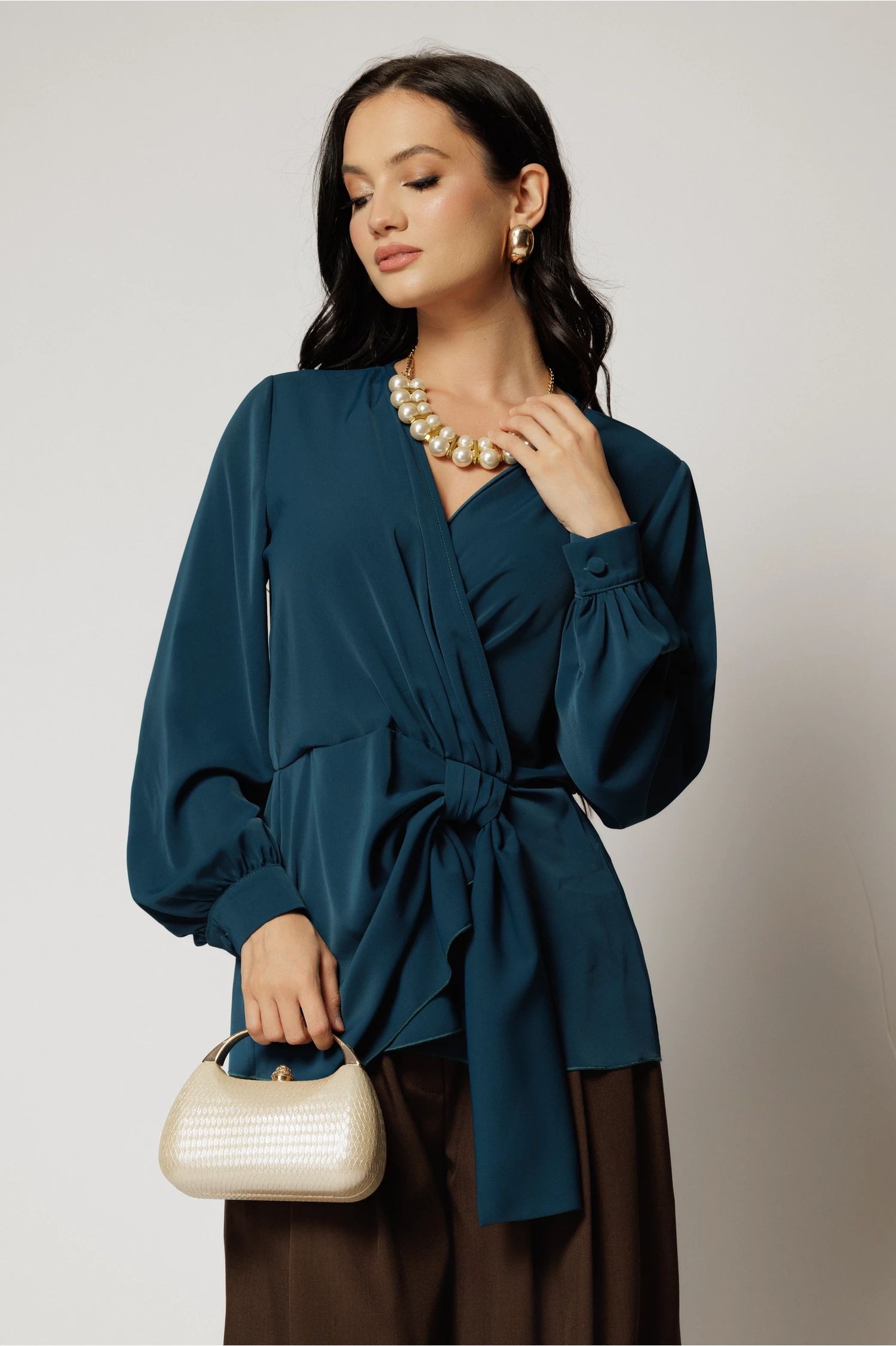 Bluza turcoaz eleganta cu decolteu petrecut si nod in talie