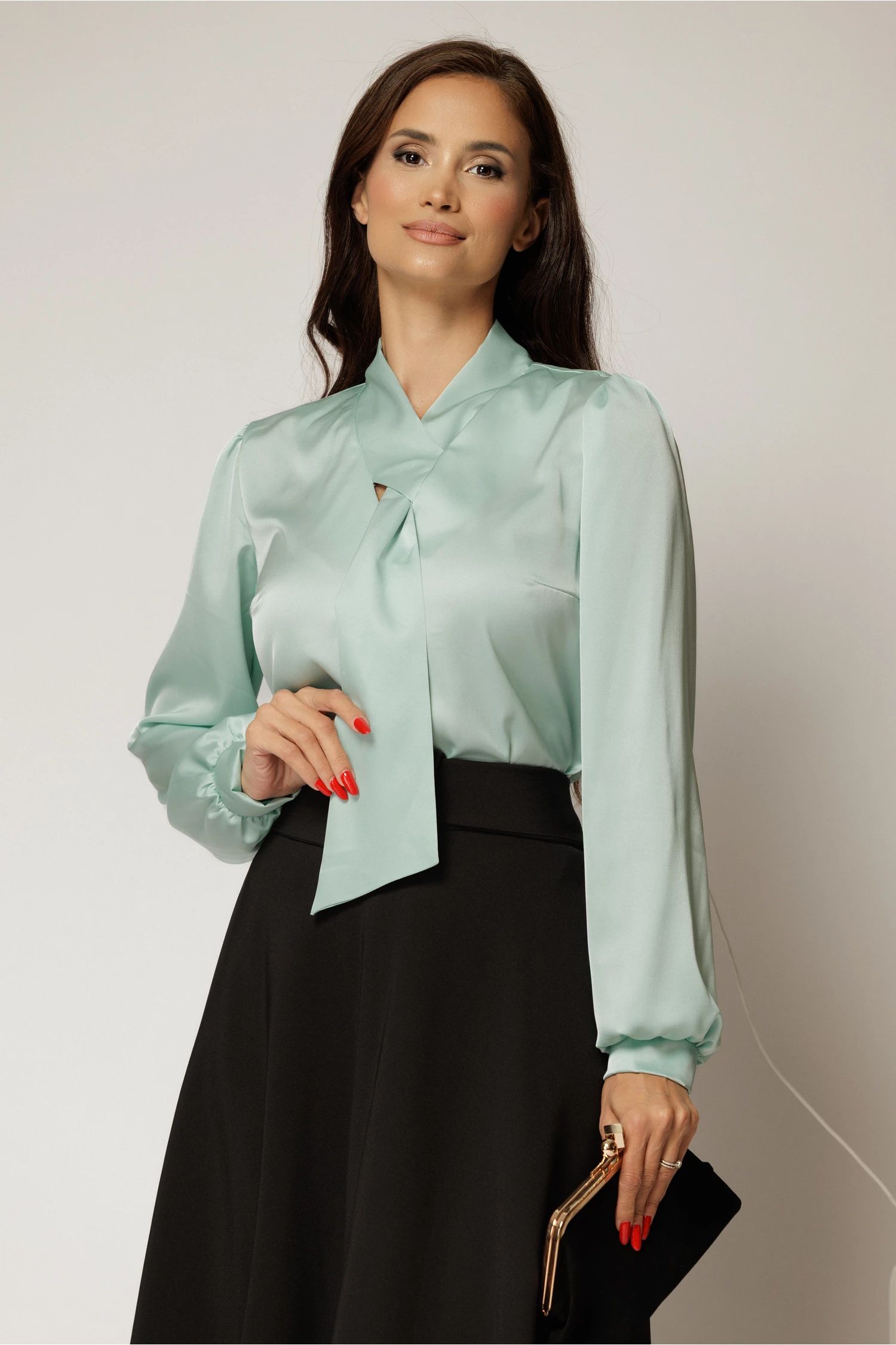 Bluza verde mint din satin cu guler amplu tip esarfa