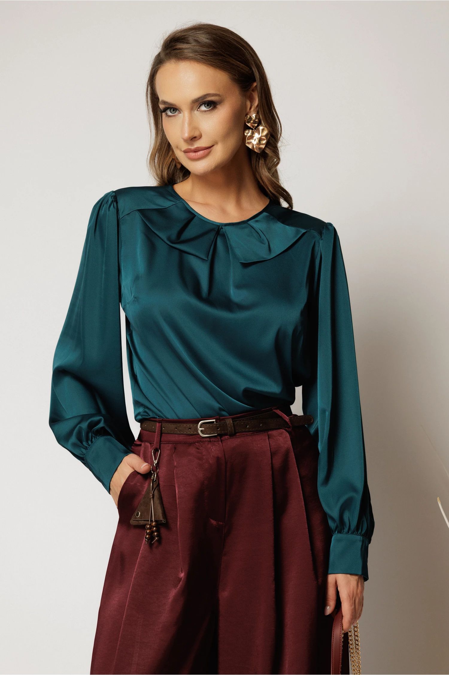 Bluza verde petrol din satin cu decolteu rotund si croi lejer
